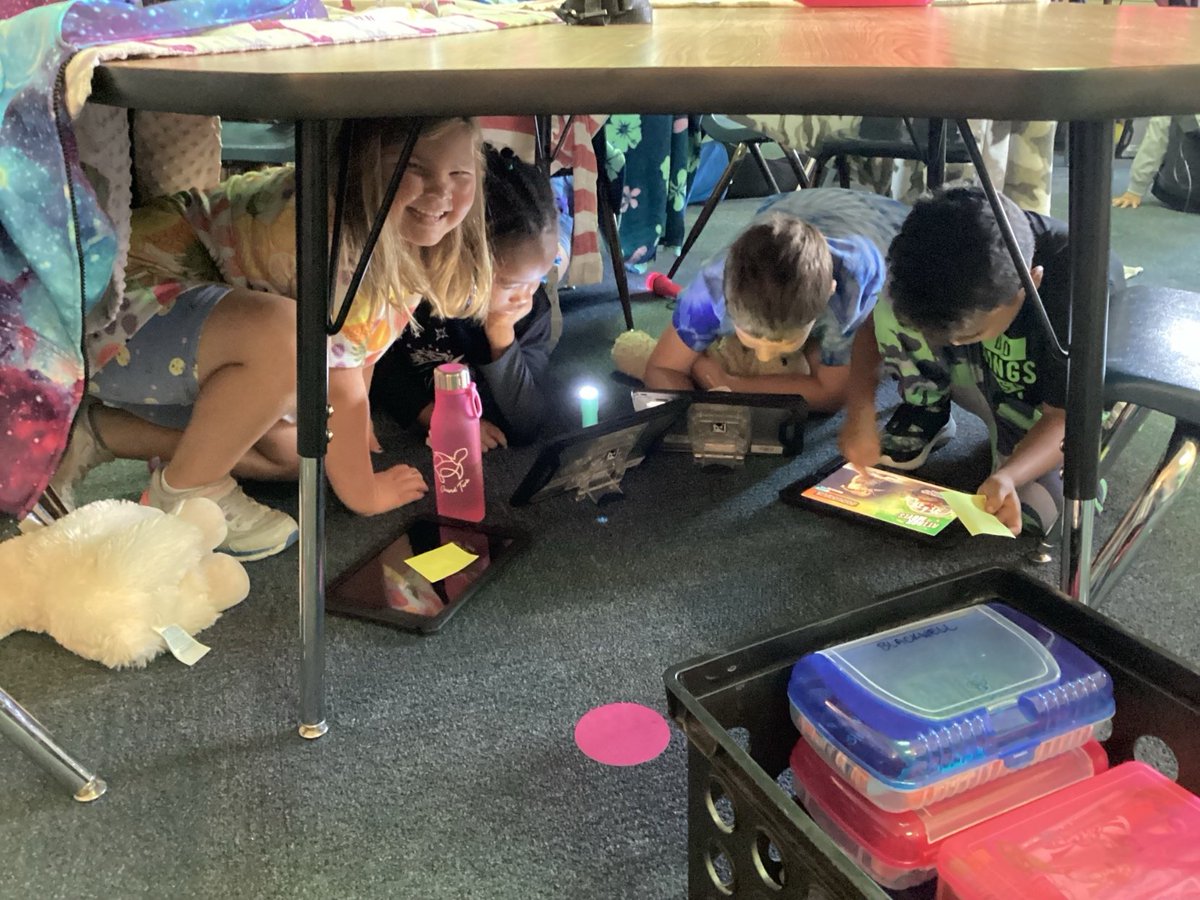 JenniferRu's tweet photo. Really enjoyed reading and writing in our forts today!! 🥰 https://t.co/U0Ysa0JXOg