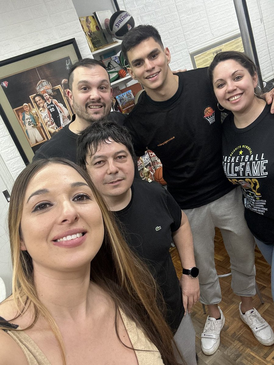 doblesytriples's tweet photo. ¡Muchas gracias @facuvaz22 por la entrevista para @doblesytriples en @ucuweb!
🎙️📱: @macarenalou16 y @adaniyasebas
🎥💻: @isonpatoco y @leomargo
#FacuVázquez #UCUWeb #UCUPlay #LigaNacional @LigaNacional @basquetplatense #FacundoVázquez #doblesytriples #doblesytriplesplay https://t.co/C4Gk12QqEd