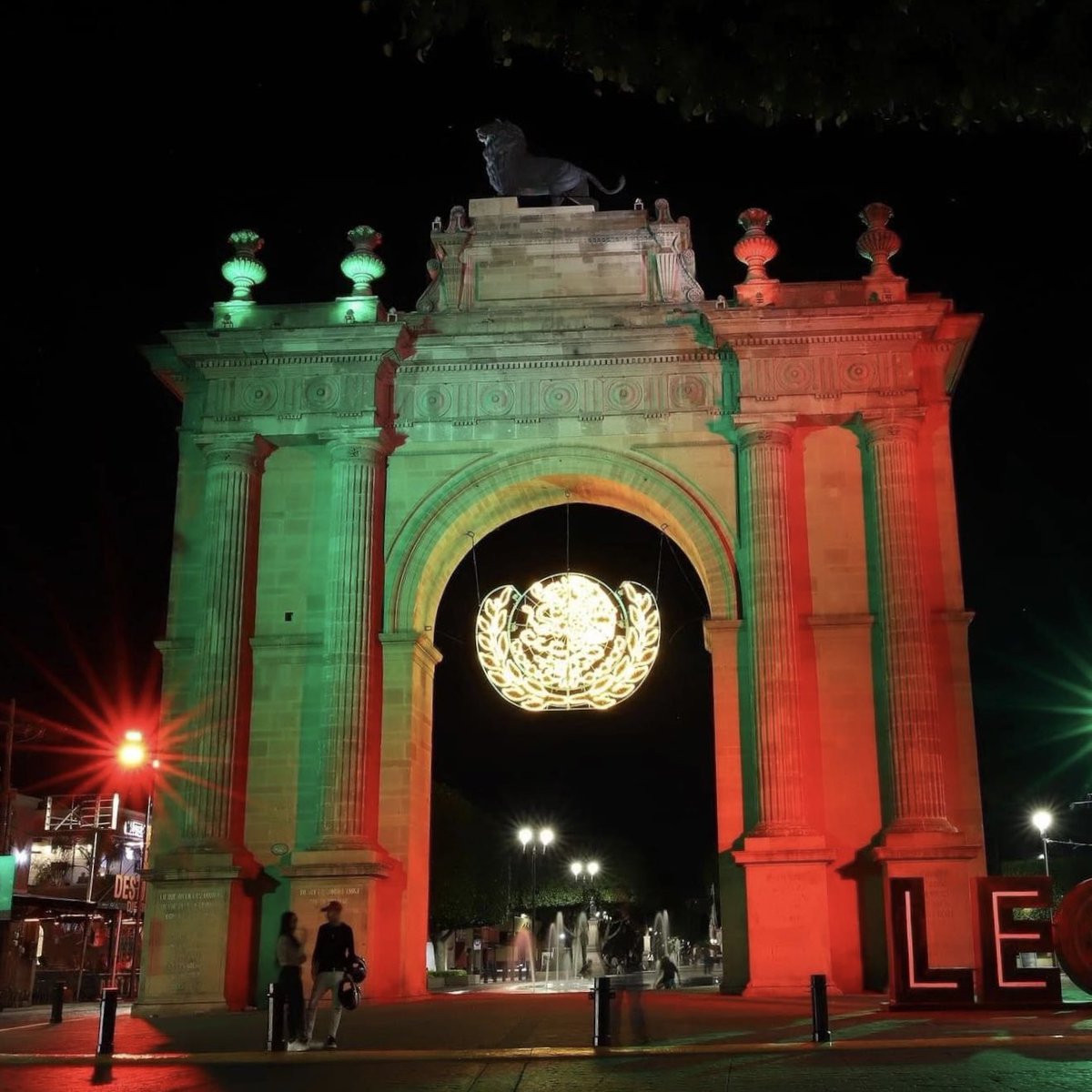 participaleon's tweet photo. ¿Ya viste lo espectacular que se ve nuestra ciudad con la #IluminacionEscénica? 🟢⚪️🔴

Todo septiembre, en #León🦁celebramos las #FiestasPatrias iluminando nuestros puentes y edificios emblemáticos ¡Admíralos y disfruta en familia nuestra #CiudadVivayVibrante! 

¡#VivaMéxico!🇲🇽 https://t.co/OCpEZovcCq