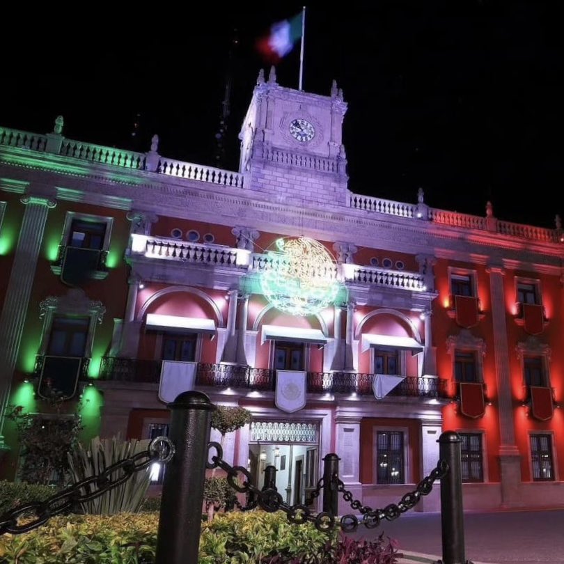 participaleon's tweet photo. ¿Ya viste lo espectacular que se ve nuestra ciudad con la #IluminacionEscénica? 🟢⚪️🔴

Todo septiembre, en #León🦁celebramos las #FiestasPatrias iluminando nuestros puentes y edificios emblemáticos ¡Admíralos y disfruta en familia nuestra #CiudadVivayVibrante! 

¡#VivaMéxico!🇲🇽 https://t.co/OCpEZovcCq