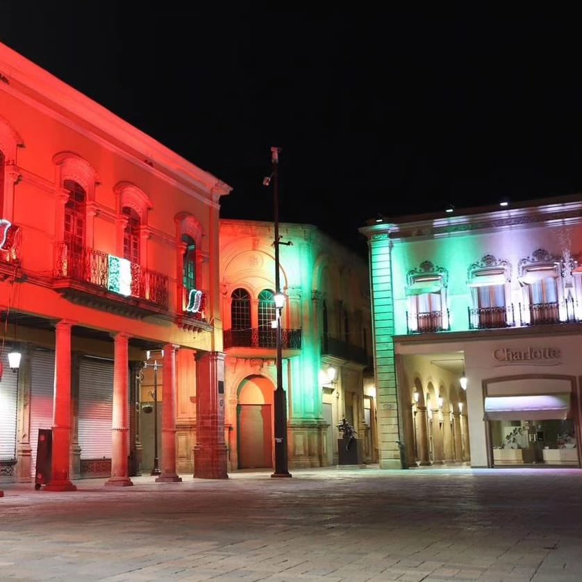 participaleon's tweet photo. ¿Ya viste lo espectacular que se ve nuestra ciudad con la #IluminacionEscénica? 🟢⚪️🔴

Todo septiembre, en #León🦁celebramos las #FiestasPatrias iluminando nuestros puentes y edificios emblemáticos ¡Admíralos y disfruta en familia nuestra #CiudadVivayVibrante! 

¡#VivaMéxico!🇲🇽 https://t.co/OCpEZovcCq