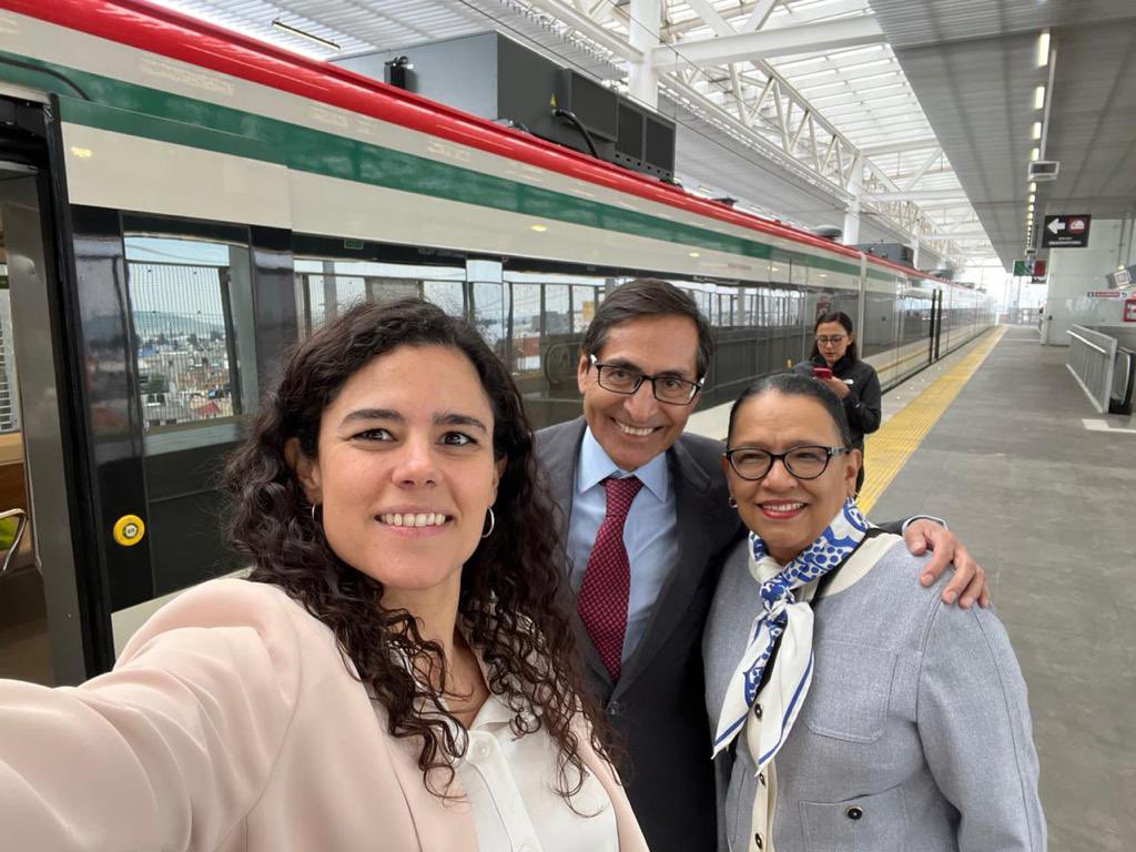 LuisaAlcalde's tweet photo. Acompañamos al Presidente @lopezobrador_ en el primer recorrido del tren "El Insurgente". Un medio de transporte moderno, seguro, económico y amigable con el medio ambiente 🚄🇲🇽 https://t.co/BiqUFywtKb