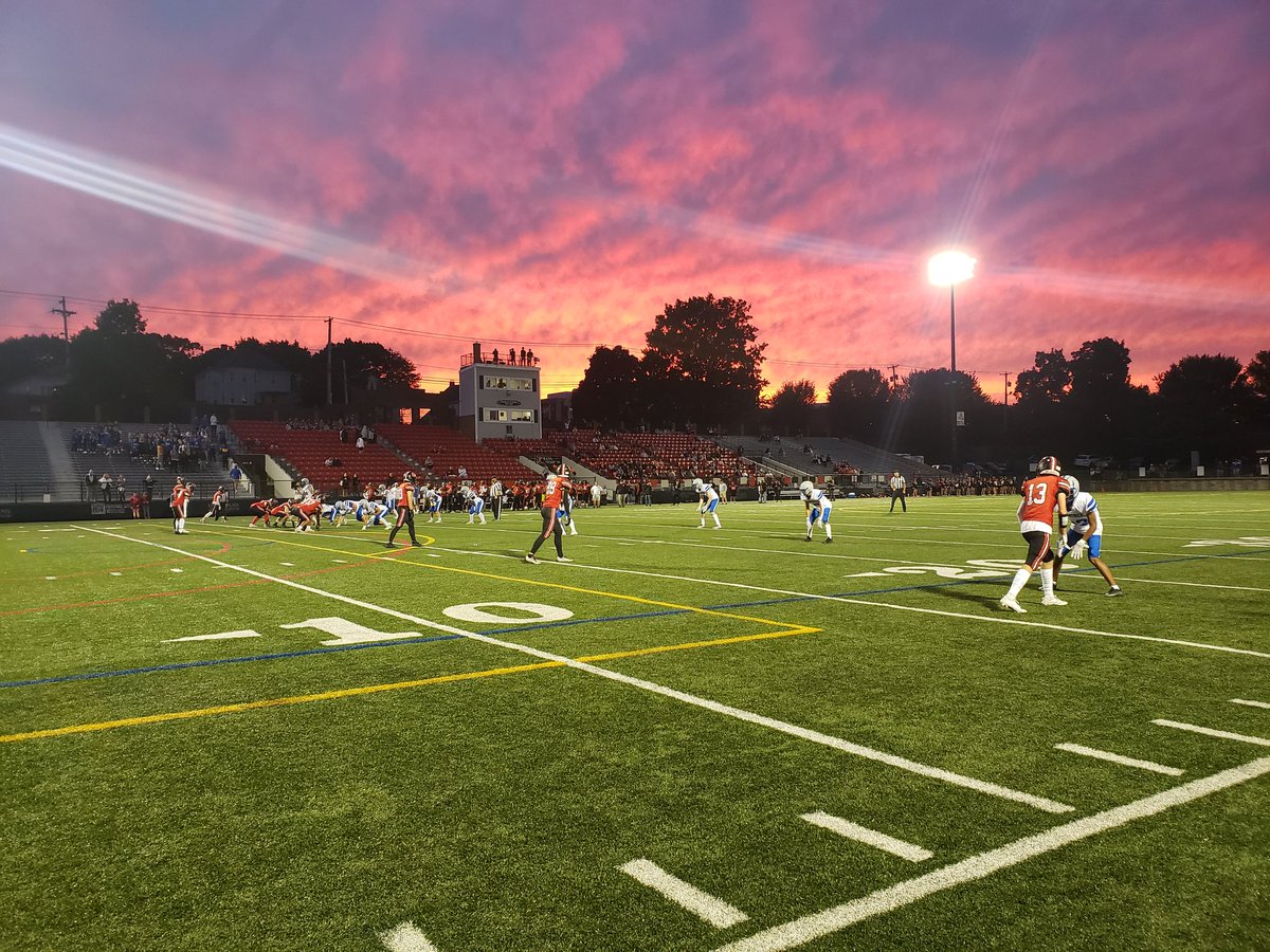 BHSAthletTrainr's tweet photo. Beautiful night for Football 🏈💙
#goWAMPs @BraintreeWamps https://t.co/HjiRUqTUhH