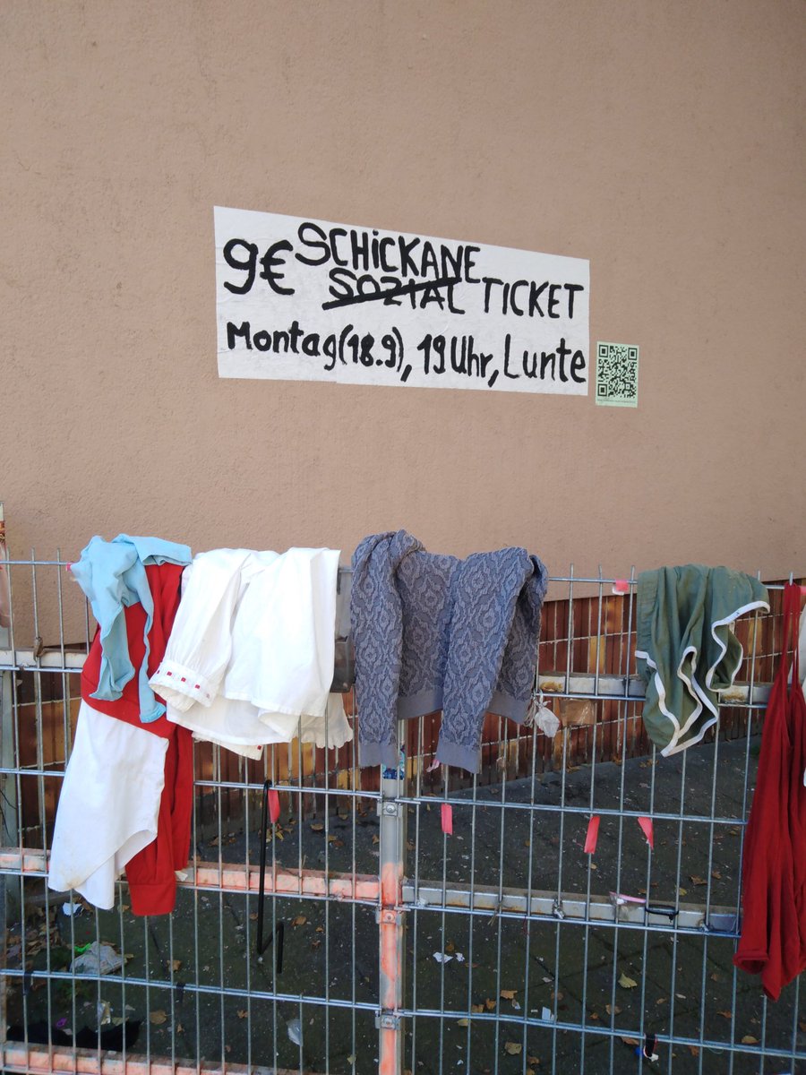 #Strassenkunst #Infowand #Schillerkiez #Weisekiez #Sozialticket #Schikaneticket Veranstaltungs-Hinweis: "9€ Schikane-[durchgestrichen] Sozial-Ticket, Montag (18.9.),19 Uhr, Lunte" (#Barrierefreiheit)