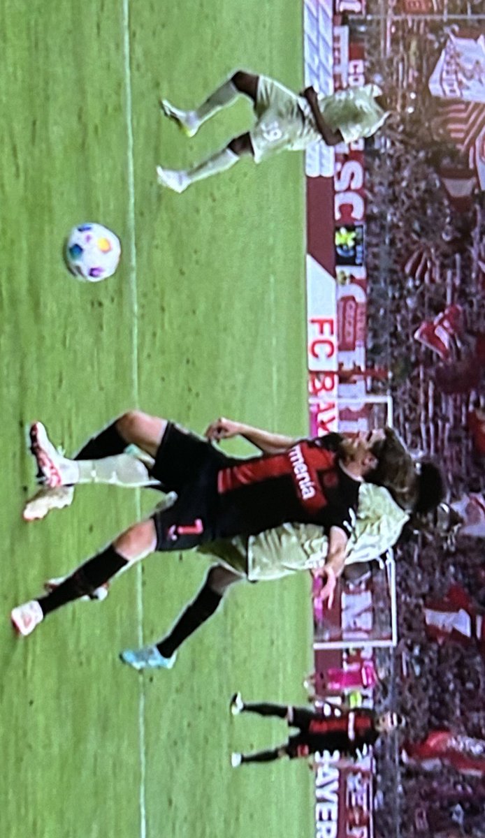 #FCBB04 Strafstoß Bayer: clever gemacht von Hoffi, junger SR+VAR reingefallen. Kontakt ja, Foul nein.. Warum? Hoffi bringt schon vor dem Kontakt sein rechtes Bein zum Schleifen (setzt es gar nicht richtig auf), denn er hatte Körper+ Bein nur für den Kontakt nach vorne gebracht,