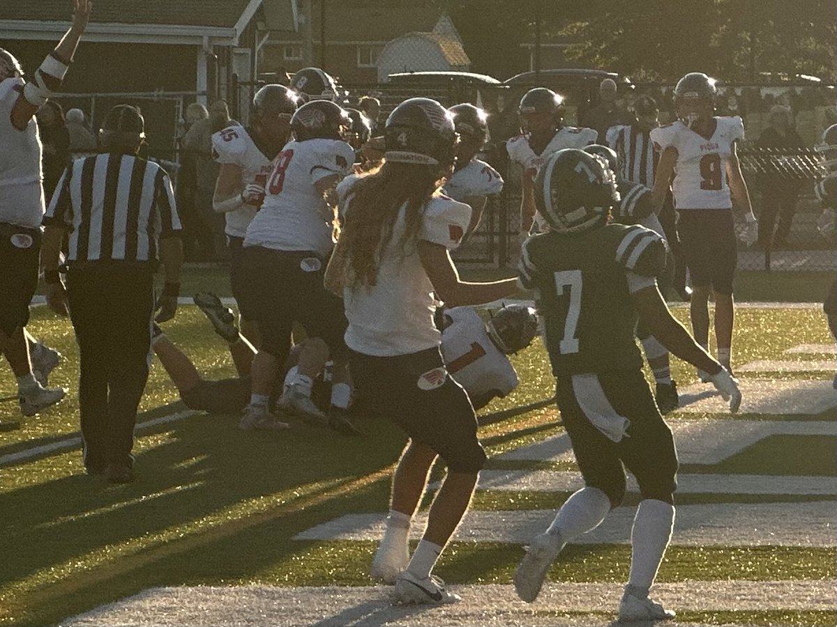 Piqua 14
Greenville 0
731 to go in the 1st quarter 

Jericho Burns scores on another 3 yard touchdown. 
#WeArePiqua