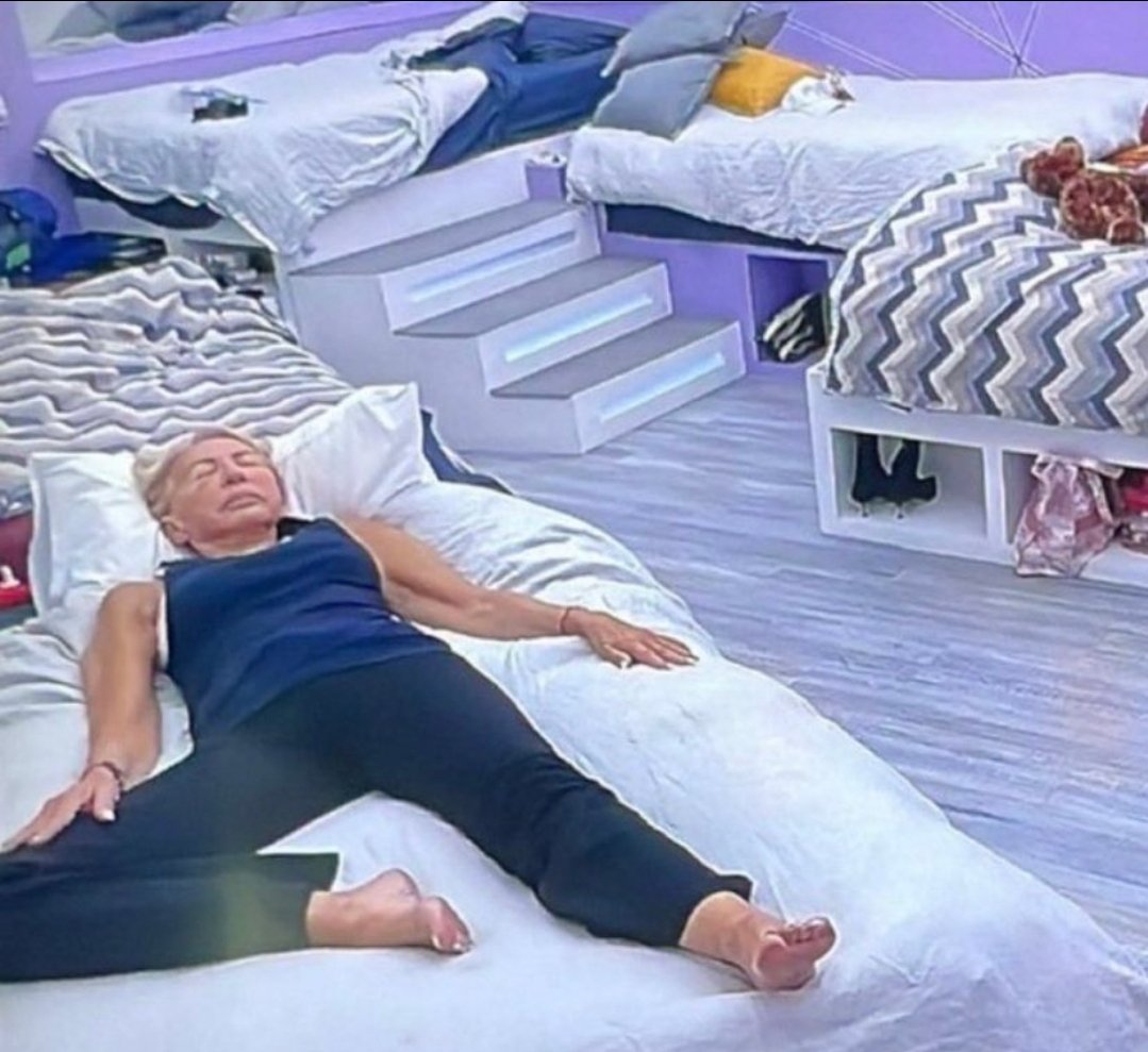 nvvarroo's tweet photo. yo echándome una pequeña siesta de 4horas https://t.co/COylcwTSgc