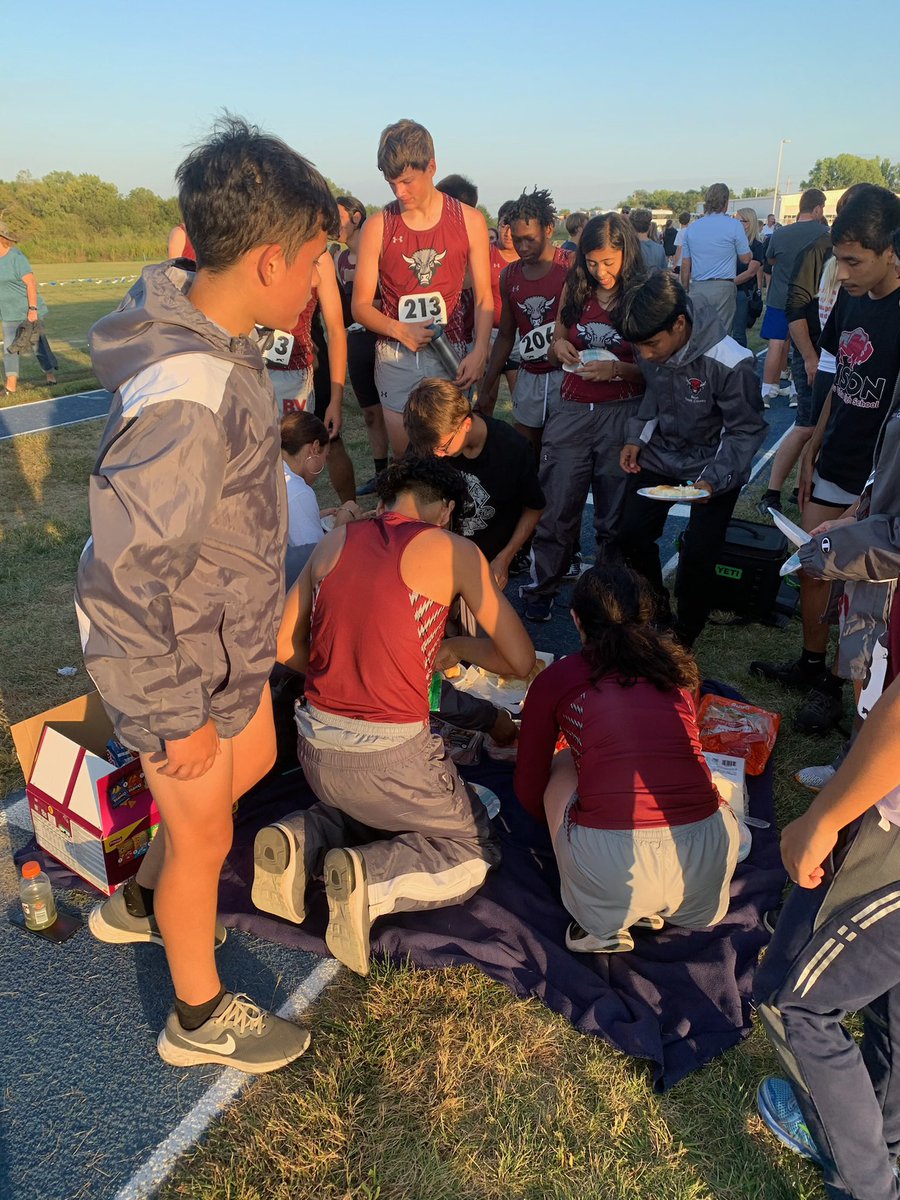 OPS_BVHSXC's tweet photo. The BV XC team wanted to give a special shout-out to one of our amazing school counselors at Buena Vista, Mrs. Ryan and her husband for bringing team dinner to our Bennington meet last night! She is just one of the many people who makes our school so special ❤️ #bisonproud https://t.co/ircyhMgb89