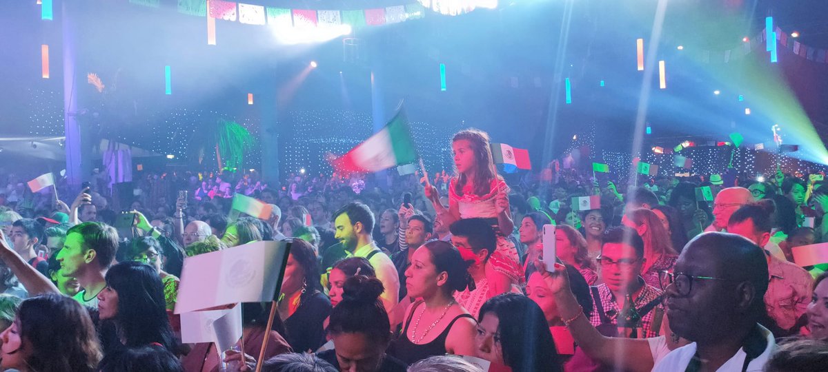 #VivaMéxico🇲🇽
Dans une ambiance festive, l'Amb. Blanca Jiménez Cisneros <a href="/bjc_agua/">Blanca Jiménez Cisneros</a> a lancé le traditionnel #GritoDeIndependencia à #Paris en hommage aux héroïnes et aux héros de la patrie. C'est avec une vive émotion que la communauté MX a crié à l'unisson « Viva México ! Viva ! »