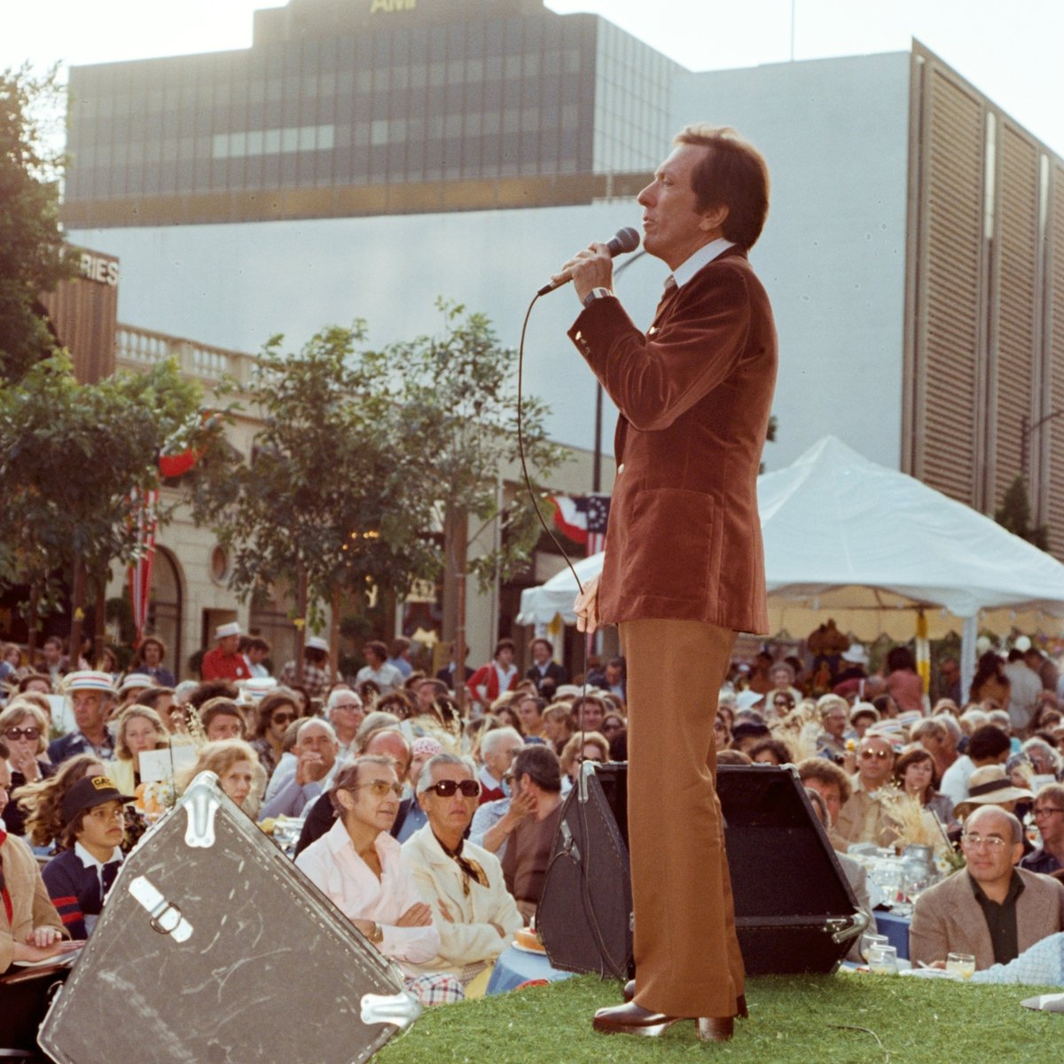 ConcernFdn's tweet image. Happy #FlashbackFriday! How many famous faces do you recognize from Concern events over the years? 📸

#ConcernFoundation #ConquerCancer #cancerresearch #nonprofit #throwback #AndyWilliams #LizaMinnelli #LornaLuft #KareemAbdulJabbar #LilyTomlin