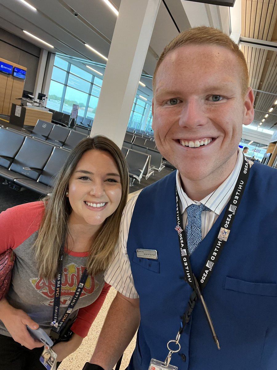 All smiles at the gates on this beautiful Friday! Full airplanes and a perfect fall evening to start off the weekend. 🍁🍂#FlyingIntoFall #WhyILoveAO #TeamMCI #BeautifulDay #UnitedProud