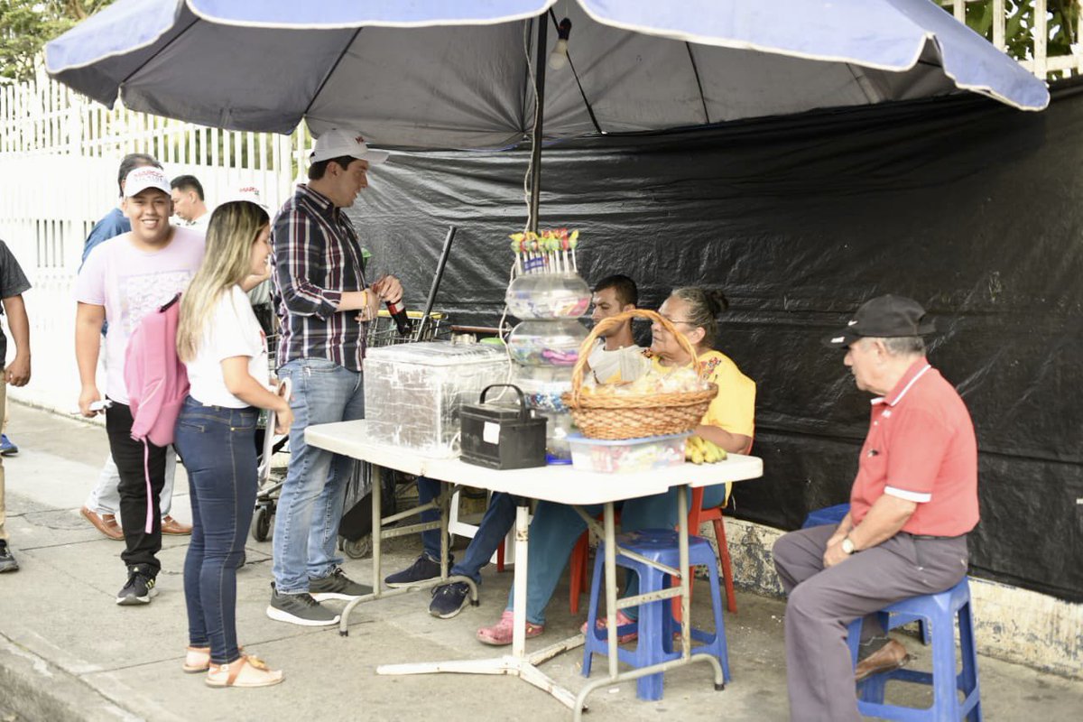 marcoemiliohr's tweet photo. La #Marcomanía llegó a la comuna 10 para enamorar a los ibaguereños e ibaguereñas del proyecto que convertirá a Ibagué en una ciudad próspera, incluyente y con oportunidades para todos. #MarcoLaDiferencia ❤️ https://t.co/h3uWo5WcX6