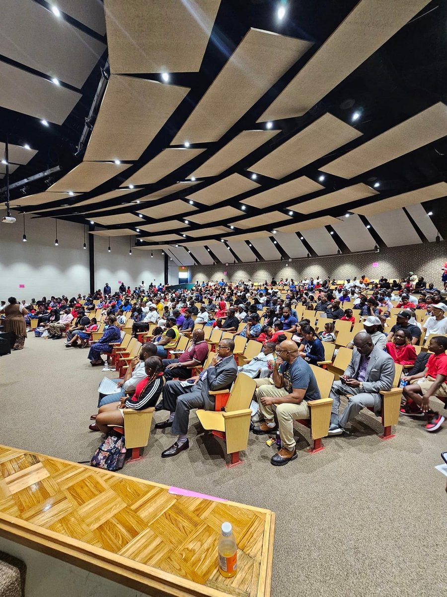 tigerpride2017's tweet image. Million Fathers March at The Pride of the Pines 🐅 Fathers and father figures seized the moment and brought their children to school and made it a memorable experience. This day that will stay with them for a lifetime!
#MFM2023 #millionsfathermarch #millionsfathermarch2023