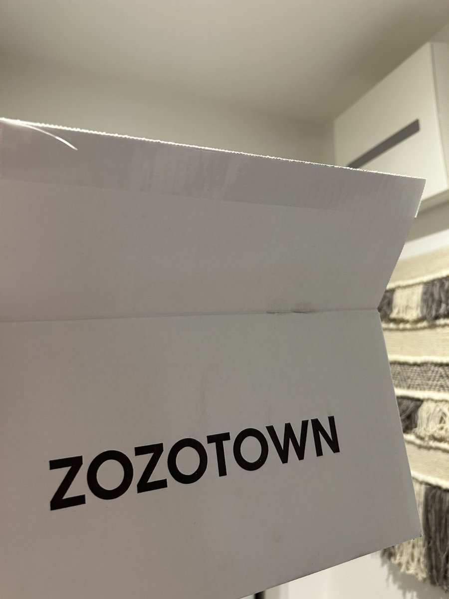 jw4828's tweet photo. 白箱で届いたー！
初めて見た！
uberの受取箱にしようかなw
当たりますよーに
#ZOZOWEEK箱CP https://t.co/WaWXTykY8K
