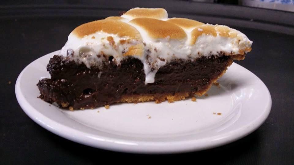 WernersBBQ's tweet photo. Don't miss out on the luxurious S'mores pie! It's a divine dessert that transports you to summer nights. Gather your loved ones and enjoy this golden opportunity today! #SmoresPie #LimitedEdition #SweetDelight #chocolate #falltreat https://t.co/37yTLsSiJl