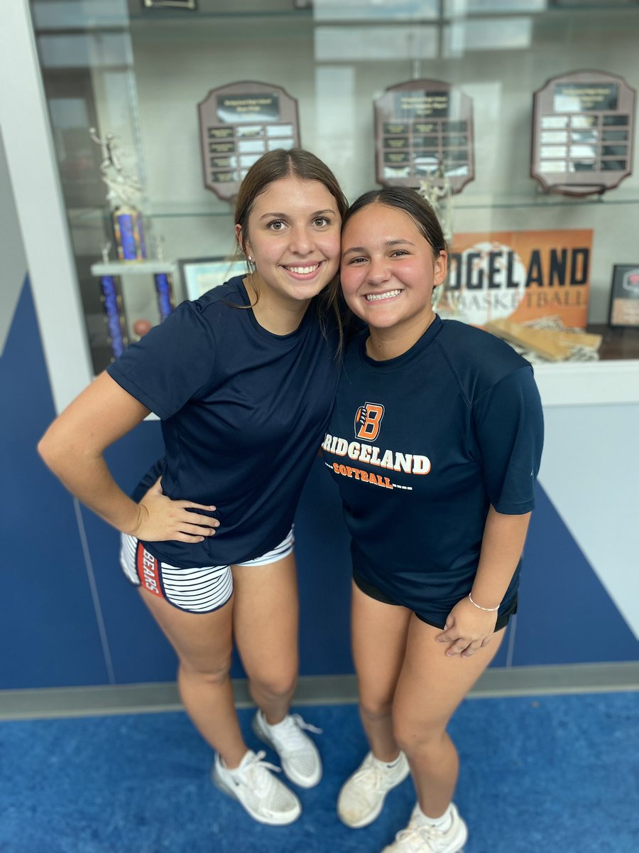 Bridgeland_SB's tweet image. Competition Friday in full effect! Coach @b_rod06 came in clutch helping equal out the teams! 🙌🤣

#136 #CompetitionFriday 💪🏼🧡