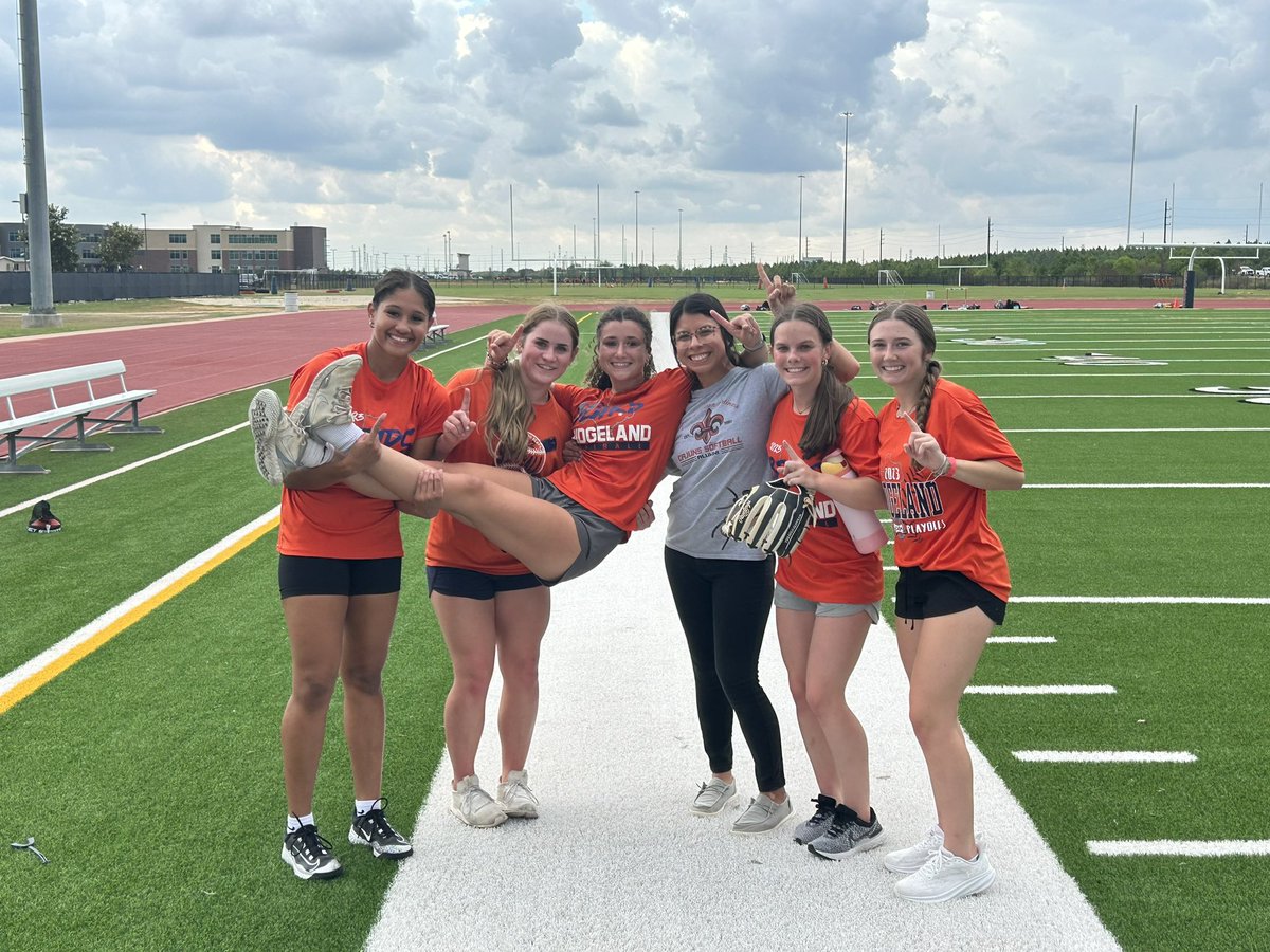 Bridgeland_SB's tweet image. Competition Friday in full effect! Coach @b_rod06 came in clutch helping equal out the teams! 🙌🤣

#136 #CompetitionFriday 💪🏼🧡