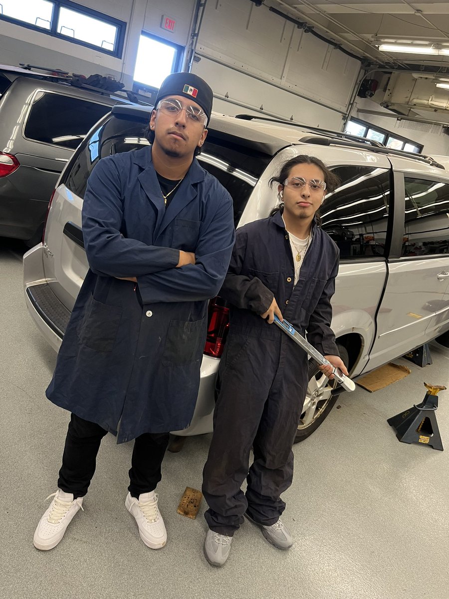 #leydenpride Autos 1 students posing for a picture while torquing some lug nuts.