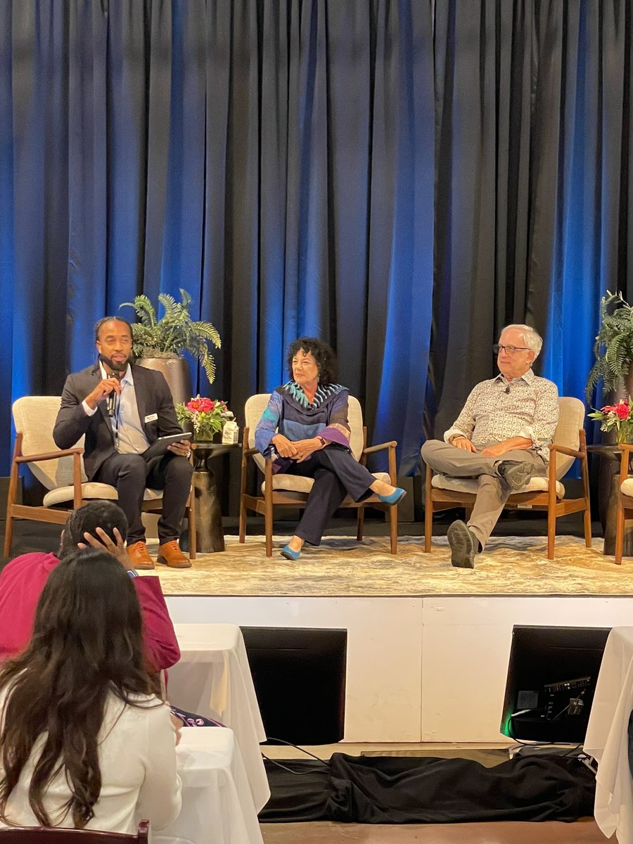 Congratulations @KaporCapital on a super inspiring summit! Thank you @TheRealFreada and #MitchKapor for sharing stories from the #lotusnotes days, and the wisdom you’ve accumulated in your journey. 
@FiscalCliffW had the easiest job in the house moderating this panel!😉