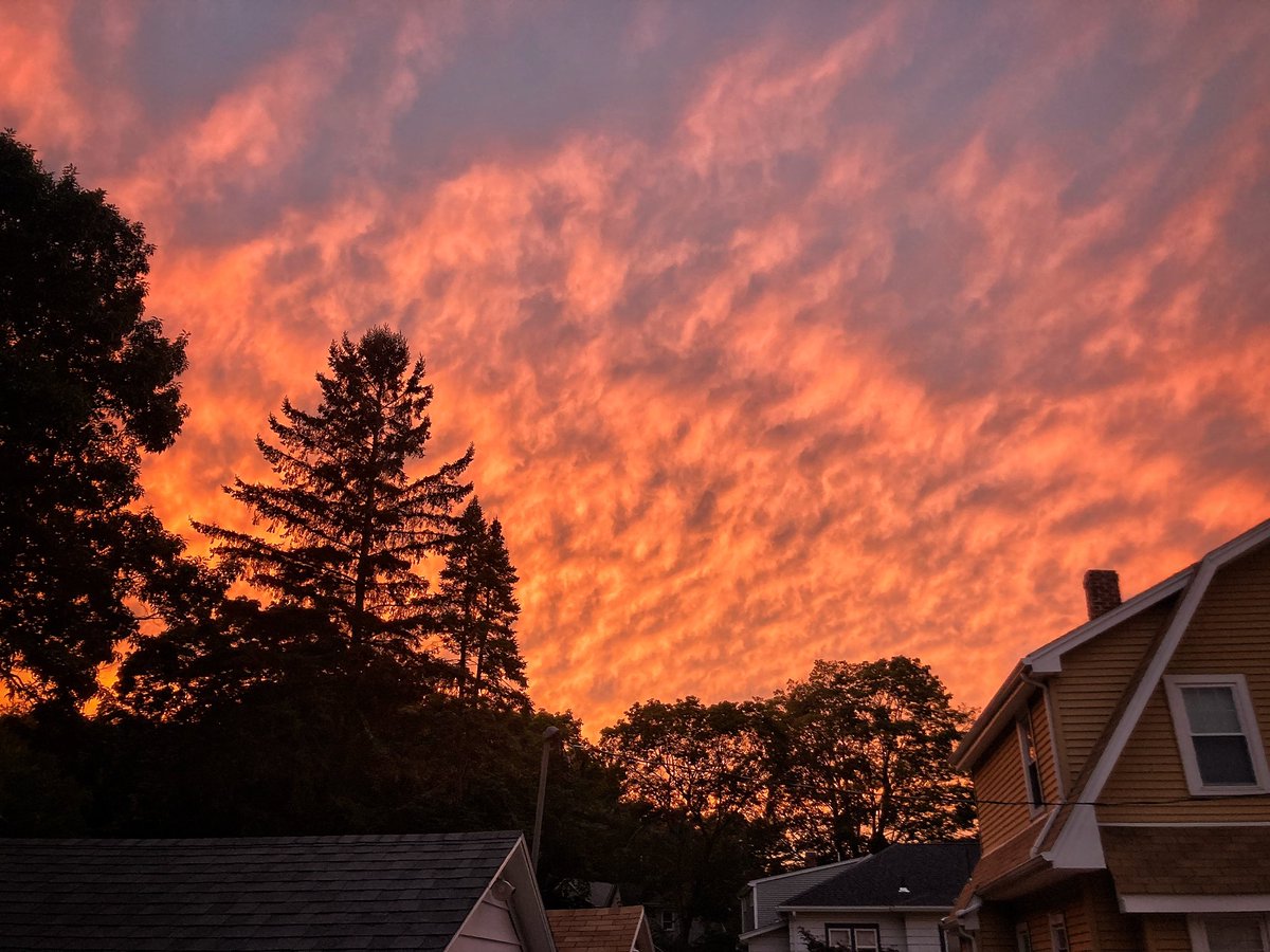 Incoming clouds from #HurricaneLee giving us quite the show at sunset tonight. See you all windy and early from the shoreline <a href="/7News/">7News Boston WHDH</a>!