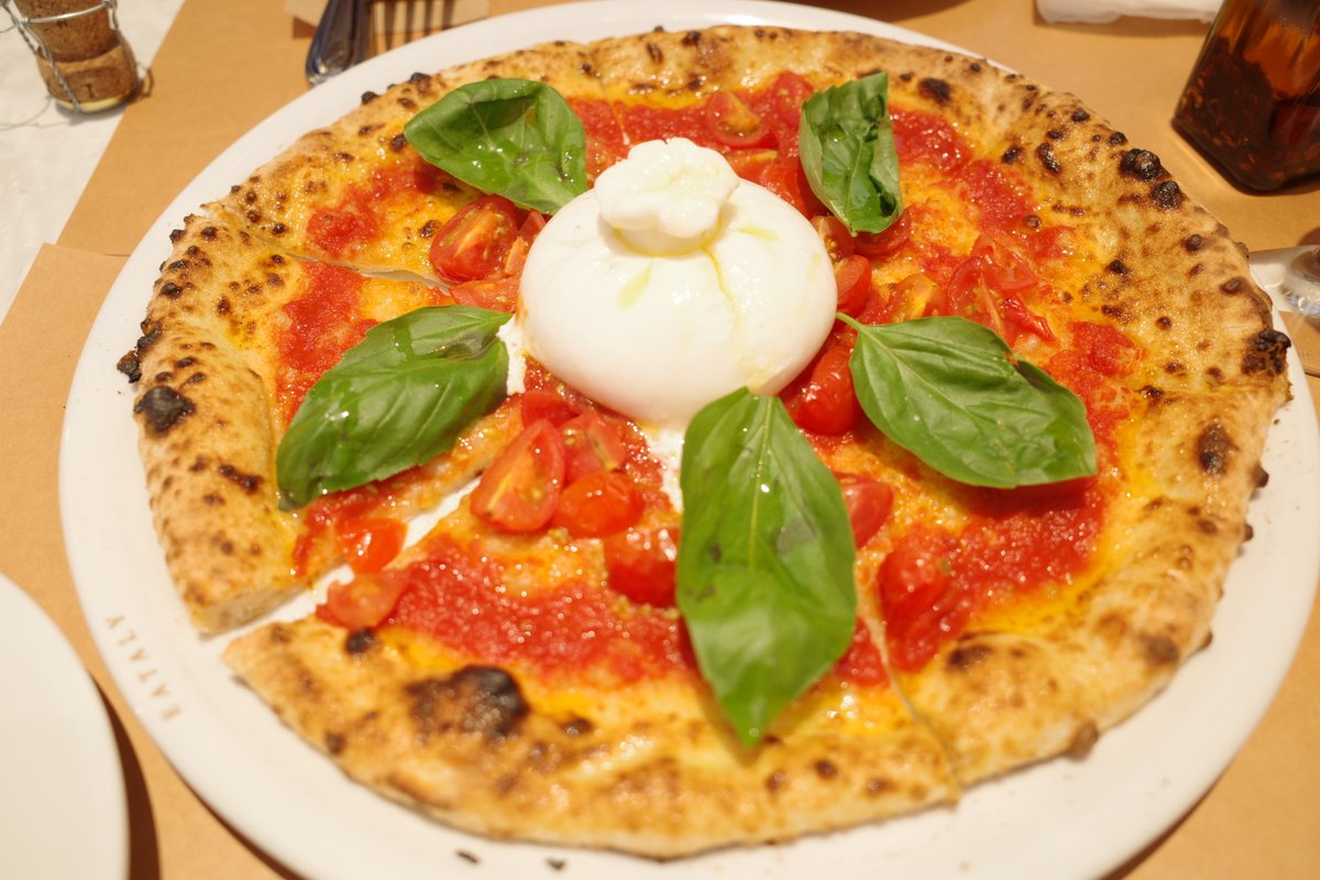 hatsu823's tweet photo. 一度は行くべき旨いピザ10選🍕
みなさんのおススメのピザは？

①ピッツェリア・ロマーナ・イル・ペンティート（代々木）
クリスピーな極薄生地でワインとの相性抜群の絶品ピッツア
②PIZZERIA ONDA��門前仲町）
本場イタリアの食材で作るナポリピッツァ！開放感あふれる空間で
③Pizzeria Bakka M'unica（鮫洲）
サクッと歯切れのよい生地に熟成された香り高いピッツァ
④イータリー（原宿）
クリーミーで濃厚なブッラータをのせたピッツァ
⑤Pizzeria LUMEN（東新宿）
1日19枚限定のピザは天然酵母を使用した生地の特別なピザ
⑥CRAZY PIZZA SQUARE（神楽坂）
スタイリッシュな空間でオリジナリティあふれるピッツアの数々
⑦pizza marumo（恵比寿）
こだわりの和モダン空間でサクもちのピザと窯焼き料理を楽しむ
⑧ラ・ピッコラ・ターヴォラ（永福町）
本場のナポリピッツアをカジュアルに堪能。地元に愛される名店
⑨ベントエマーレ（不動前）
薪釜で焼く自慢の薄皮のナポリピッツァはオーナーが一枚一枚丁寧に仕上げ
⑩タランテッラ ダ ルイジ（白金高輪）
日本にいながらにしてナポリを堪能できる隠��家イタリアン