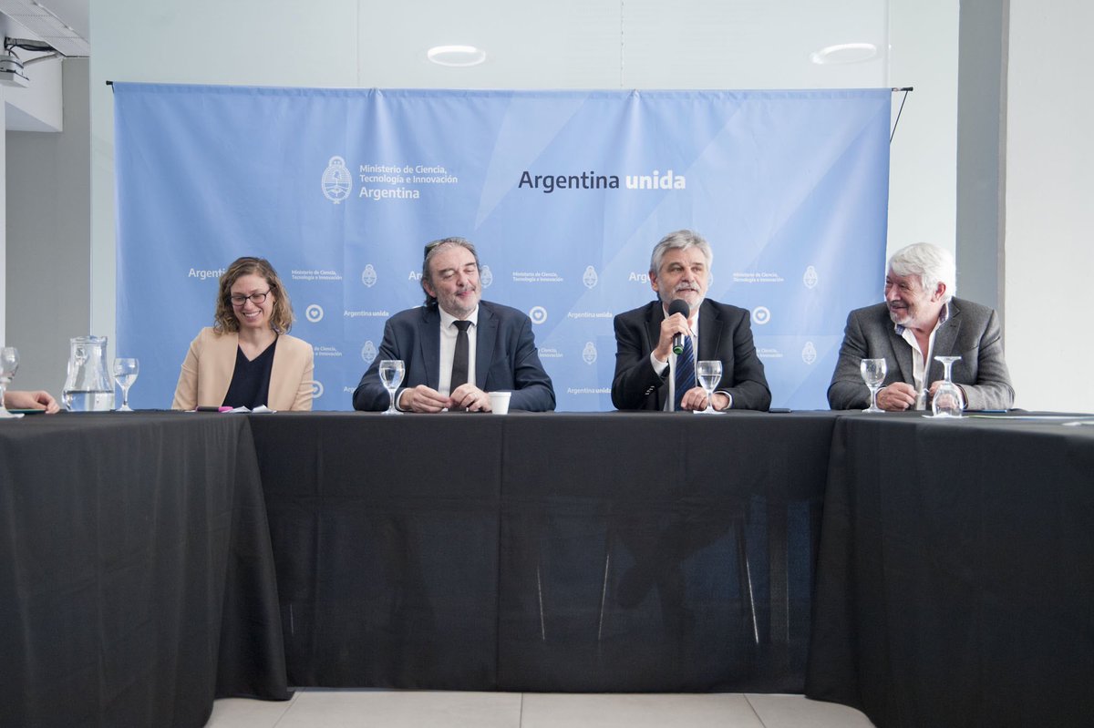 FilmusDaniel's tweet photo. 🏆 Presentamos los 7 proyectos ganadores de la convocatoria “Ciencia y Tecnología Cuánticas” 

Seis de éstos serán financiados con el equivalente en pesos a 500.000 dólares y el séptimo con el equivalente a 1.200.000 dólares https://t.co/89MLpI1e1n