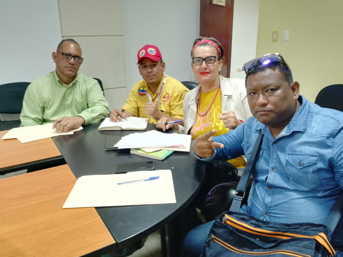 #VenezuelaYArgeliaAmigasSiempre 
Reunión Secretaria <a href="/VicePSUVObrera/">Vicepresidencia Clase Obrera PSUV</a> con Vicepresidencia Clase Obrera <a href="/psuvanz_ve/">🔴 PSUV ANZOÁTEGUI 🔴</a> Juntos Con <a href="/NicolasMaduro/">Nicolás Maduro</a> 
Venceremos!!!!!!
<a href="/torrealbaf/">Francisco Torrealba</a> 
<a href="/FilibertoPSUV/">Filiberto Martinez</a> 
<a href="/cbolivariana/">Central Bolivariana CBST</a> 
<a href="/MinTrabajoVE/">Min. Proceso Social de Trabajo</a>