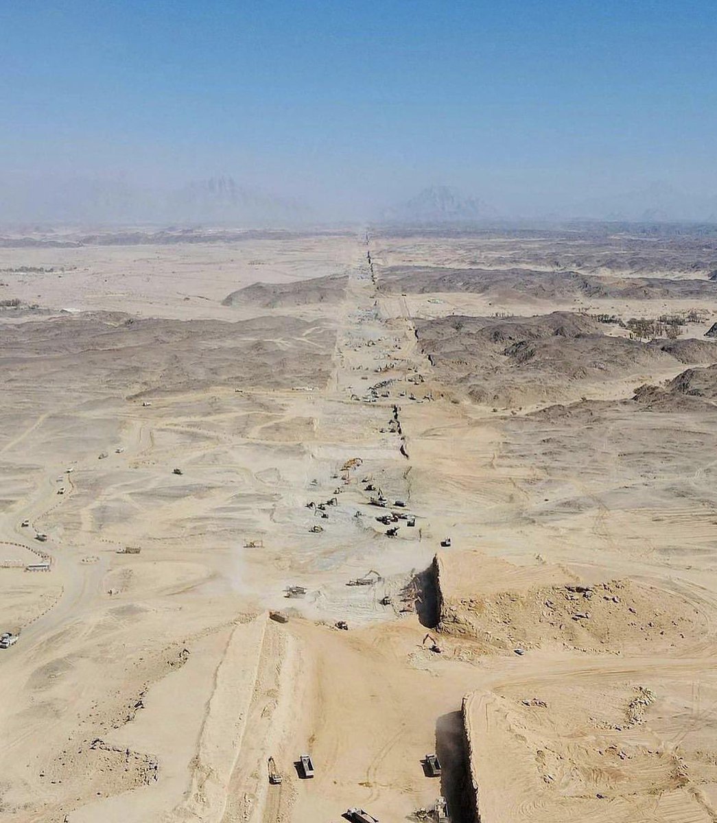 thelanjampod's tweet photo. Despite the inherent vacuousness of building a dense city in a straight line when you have empty desert all over the country, Saudi Arabia actually broke ground on The Line at NEOM. This is like something Homer Simpson would dream up
#theline #neom #ksa #silly #gigaproject https://t.co/2oS8YGuEpQ