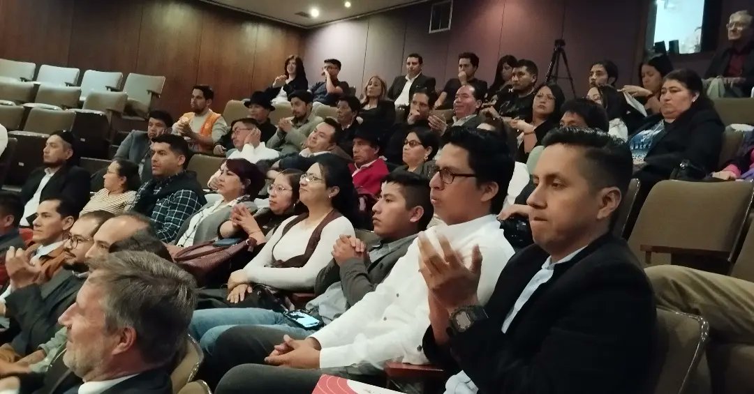 CulturaFM1009's tweet photo. 📻👏🏼Asistimos junto a más de 40 medios comunitarios al lanzamiento oficial de las líneas estratégicas de CORAPE (organizativo, radial, digital tv, formativo y proyectos),
realizado en la Sala Benjamín Carrión de la @CasadelaCultura
#CORAPE #CulturaFM #RadioCCE https://t.co/kJEDm9ybF1