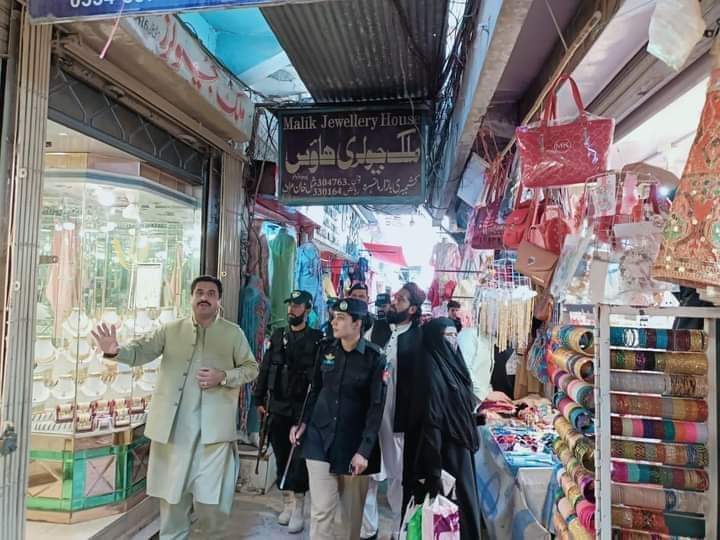 paglii_dewanii's tweet photo. چیف صاحب ڈنڈا اٹھالیں 
جتنے بھی تاجر چوُ چاں کریں انکو لمبا پا کے دل سے سُتائی کریں قوم آپکے ساتھ ہے
دل لہو لہو ہے شہر کراچی مکمل اندھیروں میں ڈوبا ہوا ہے لوڈشیڈنگ نے زندگی کی ماں بہن ایک کرکے رکھ دی سکول پڑھنے والے بچے غیر حاضر رہنے لگے میں ایک ٹیچر ہوں بچے قوم کا مستقبل ہیں ہم انکو بنیادی ضروریات ہی نہیں دے پارہے کل کو یہ کیسے زمے داریاں سنبھالیں گے۔؟
سونے پہ سہاگہ یہ شہری تاجر جو مان کر نہیں دے رہے کہ کاروبار شام چھ بجے بند کردیا جائے تاکہ ملک میں بجلی کی سپلائی یقینی بنائی جائے
میں پوچھتی ہوں اگر دکانیں رات دیر تک کھلی رکھنے سے کاروبار بڑھتا تو ہم دنیا کی سب سے خوشحال قوم ہوتے۔
صرف دکانیں شام سات بجے بند کردینے سے قوم کے بجلی بل 25% کم ہو سکتے ہیں ۔
یہ جو “تاجر بھائی”  بل جلاتے اور شٹر ڈاؤن کرتے پھرتے ہیں  اس پر کیوں مُتفق نہیں
 کہ ساری دُنیا کے مہذب انسانوں کی طرح صُبح سات آٹھ بجے دکانیں کھول کر شام سات بجے بند کردیں تاکہ  سُورج کی روشنی کام آئے ؟
گیارہ بجے دن سے پہلے ان کی آنکھ نہیں کھلتی.
ہمارا کوئی کام انسانوں والا نہیں
چین میں چھ بجے تک دکانیں بند ہو جاتی ہیں ۔
سرِشام ڈنر کرنے کا رواج ہے ورنہ کھانے کو کچھ نہیں ملتا ۔
 سرِشام دکانیں بند کرکے دیکھیں ۔ وہی گاہک دن دن میں آجانے کا عادی ہو جائے گا ۔ رات بیوی بچوں کے ساتھ گزاریں ۔ دن کو کاروبار کریں ۔ ہم انسان ہیں اُلو یا چمگادڑیں تو نہیں نا۔