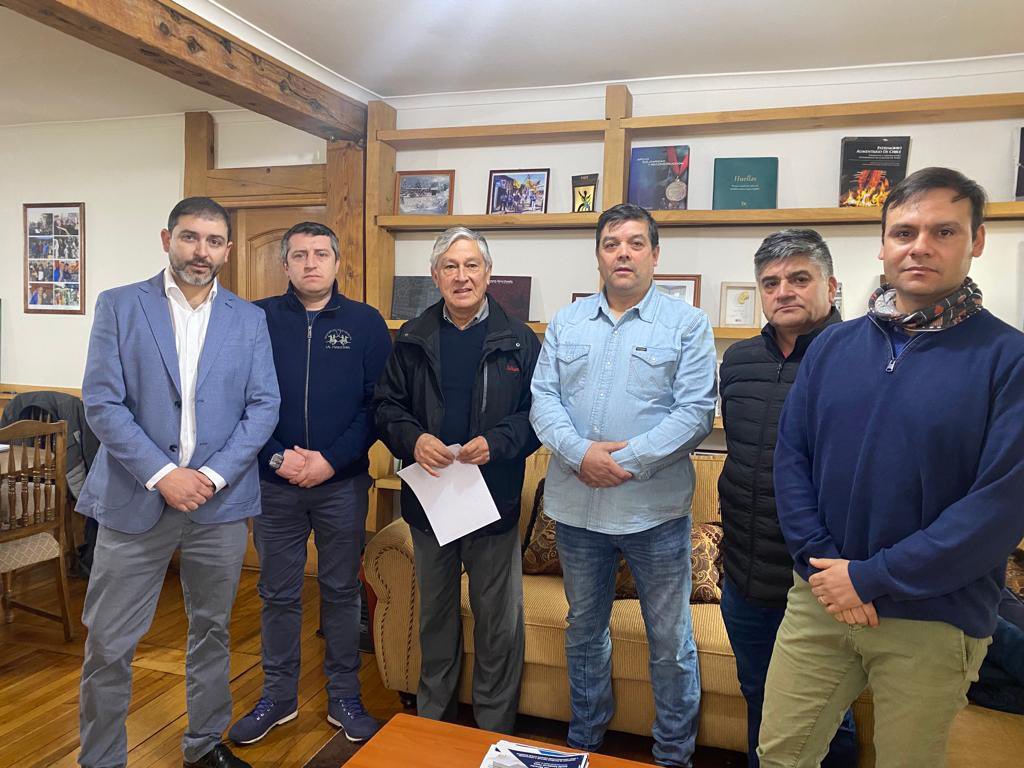 agrupaysen's tweet photo. Hoy nos reunimos con el Senador @sandovalplaza en un encuentro enriquecedor. Juntos reafirmamos nuestro compromiso con el progreso de la región y exploramos soluciones para impulsar la industria acuícola.  💪🌊
#DesarrolloRegional  #Aysén #IndustriaAcuícola https://t.co/Ze6lbNt42A
