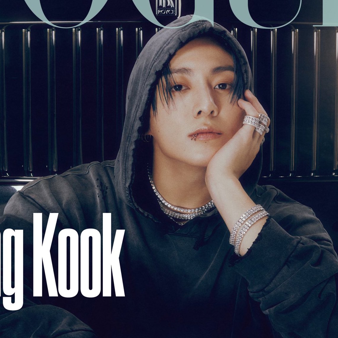 sevenrchive's tweet photo. THE HAND? THE TATTOOS? THE RINGS? JUNGKOOK IS SO COOL!!! https://t.co/8mCgNd4Kem