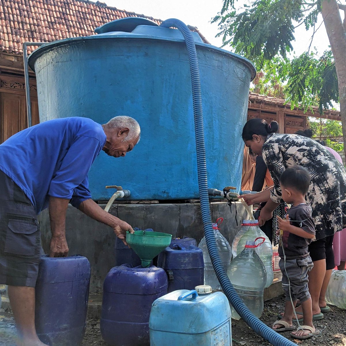 dinkespati's tweet photo. Jumat (15/9) Dinkes Pati bersama UPT Puskesmas &amp; Labkesda mengadakan bakti sosial kepada masyarakat Pati yang saat ini sedang mengalami kekeringan / kekurangan air bersih

#bantuan
#airbersih
#forkompuskesmas
#labkesda
#dinkespati https://t.co/VkVDIqCFY5