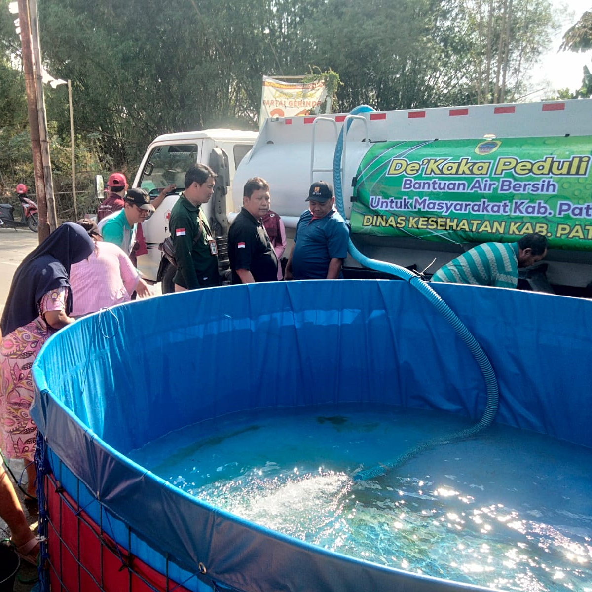 dinkespati's tweet photo. Jumat (15/9) Dinkes Pati bersama UPT Puskesmas &amp; Labkesda mengadakan bakti sosial kepada masyarakat Pati yang saat ini sedang mengalami kekeringan / kekurangan air bersih

#bantuan
#airbersih
#forkompuskesmas
#labkesda
#dinkespati https://t.co/VkVDIqCFY5