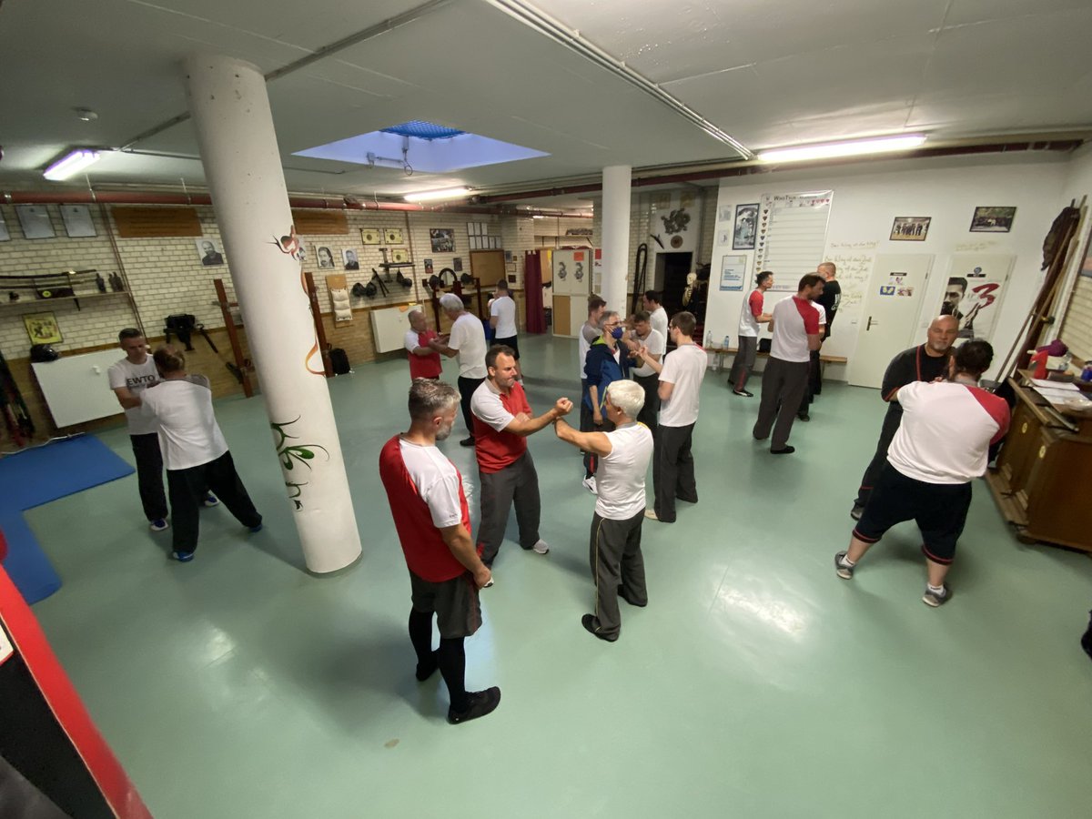 GiuseppeWT's tweet photo. Schöner Auftakt gestern in Berlin Mitte bei Sifu Steffen Schuster. Mit einer WingTsun Langstock Klasse und anschliessend ein Tr 4 Seminar mit dem Thema: „ Lebendiges ChiSao“ vom ChiSao zum LatSao. Vielen herzlichen Dank allen Teilnehmern für die tolle Stimmung👍👍👍🙂☀️🙏 https://t.co/Nc09GKKmzp