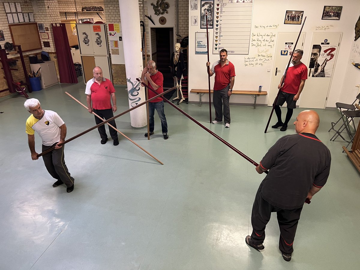 GiuseppeWT's tweet photo. Schöner Auftakt gestern in Berlin Mitte bei Sifu Steffen Schuster. Mit einer WingTsun Langstock Klasse und anschliessend ein Tr 4 Seminar mit dem Thema: „ Lebendiges ChiSao“ vom ChiSao zum LatSao. Vielen herzlichen Dank allen Teilnehmern für die tolle Stimmung👍👍👍🙂☀️🙏 https://t.co/Nc09GKKmzp