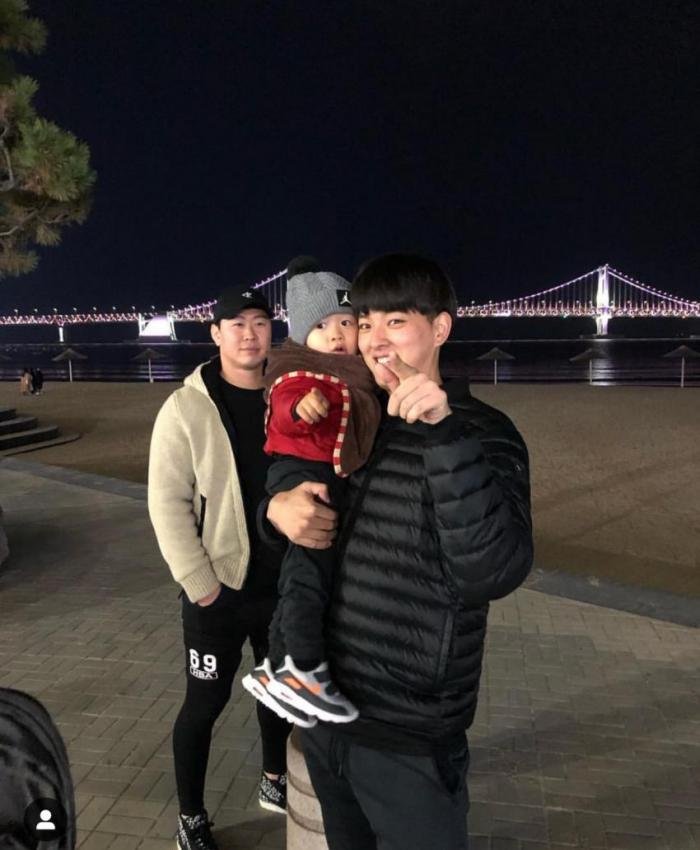 wonjungarchive's tweet photo. 이현이랑 같이 있는 사진들 넘 좋아(+경량패딩ㅋㅋㅋ)

이날 마더 아내분 쉬시라고(아마) 마더랑 삼촌들이랑 이현이랑 같이 광안리놀러나가서 찍은거ㅋㅋㅋㅋ

마지막 사진 구스타랑 김원중 사이에 이현이 진짜 귀여움...쪼끄매.. https://t.co/MKqsqJQNXl