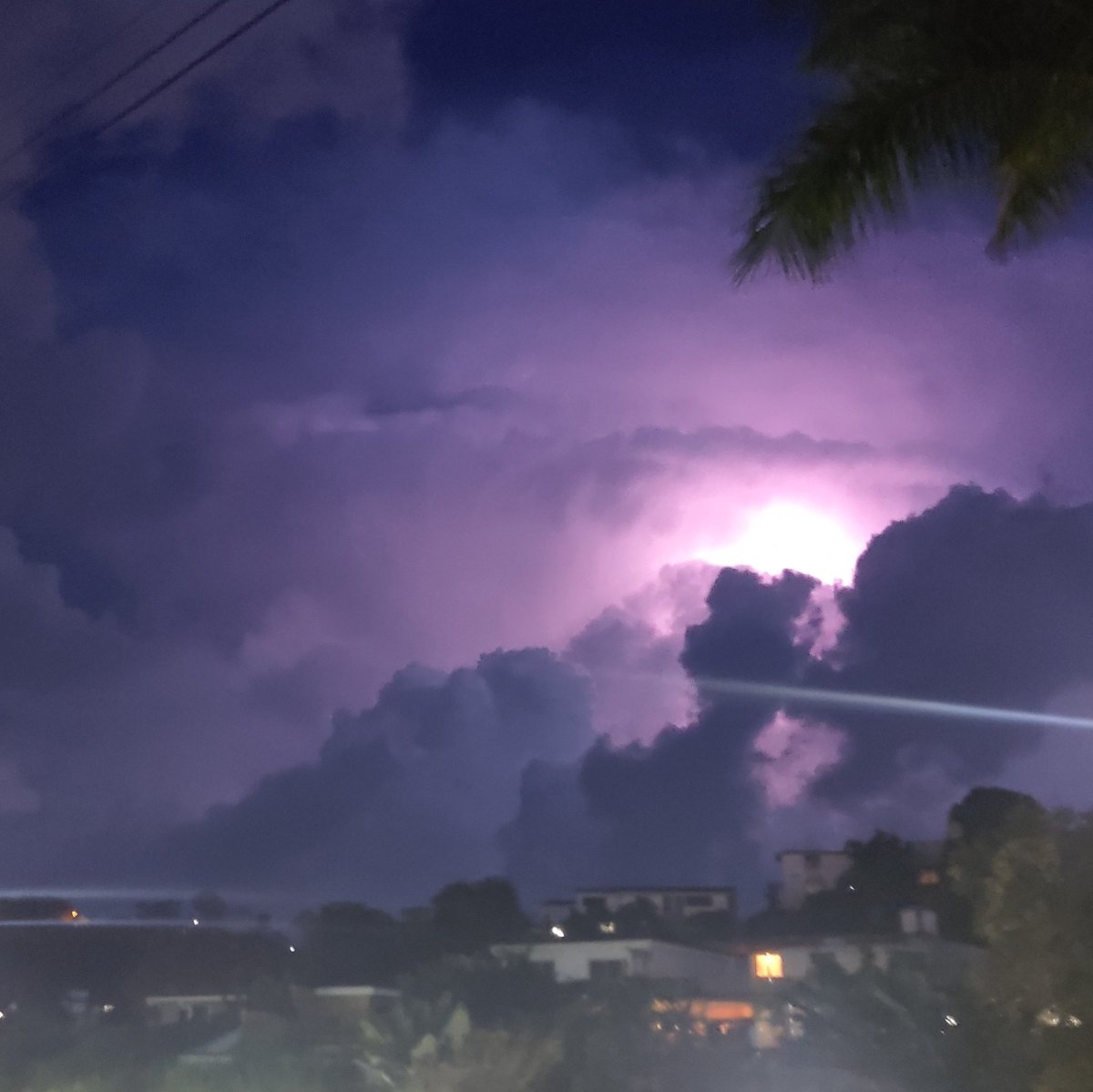 Nocturnidae's tweet photo. El cielo desbordando rayos de hoy en San Antonio https://t.co/R1AvUiSgkP