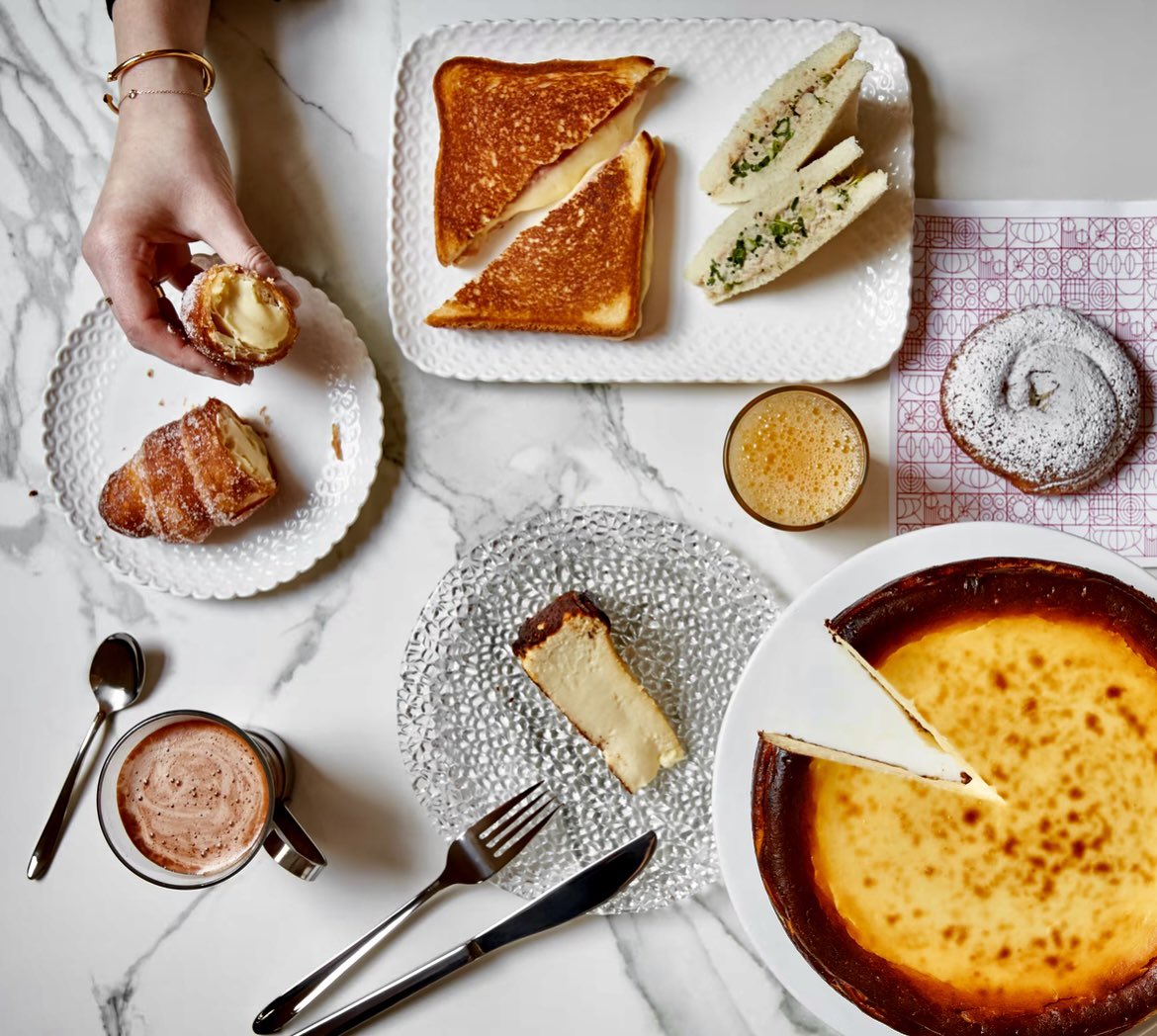 JCCapel's tweet image. Nueva York en seis desayunos. De las tortitas con nata y mermelada, a los huevos fritos con jamón ibérico. Luces y sombras con la primera colación del día durante mi reciente viaje a la Gran Manzana. elpais.com/gastronomia/ga…