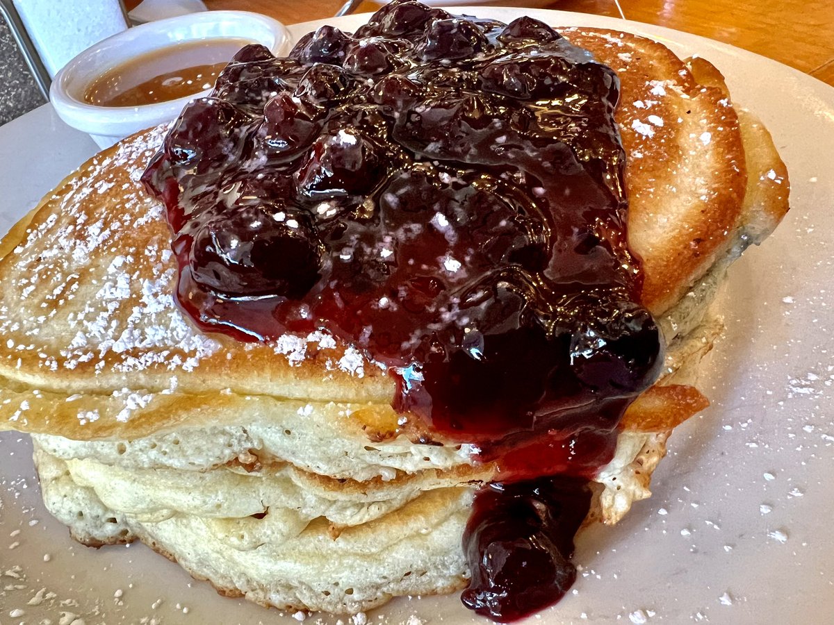 JCCapel's tweet image. Nueva York en seis desayunos. De las tortitas con nata y mermelada, a los huevos fritos con jamón ibérico. Luces y sombras con la primera colación del día durante mi reciente viaje a la Gran Manzana. elpais.com/gastronomia/ga…