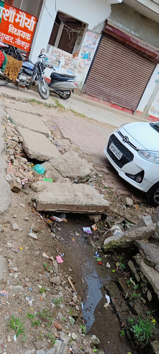 YouvaFoundation's tweet photo. Authorities please look into it.
Noone is bothering to get it only repair. Ye hamara #SmartLucknow hai.
#DrManjuTandon Thakurganj
@narendramodi
@myogiadityanath
@myogioffice
@DrNeerajBora
@AdminLKO
@nagarnigamlko
@rajnathsingh
@amanajaykapoor
@kapoorajay https://t.co/bX9Awrhv1H