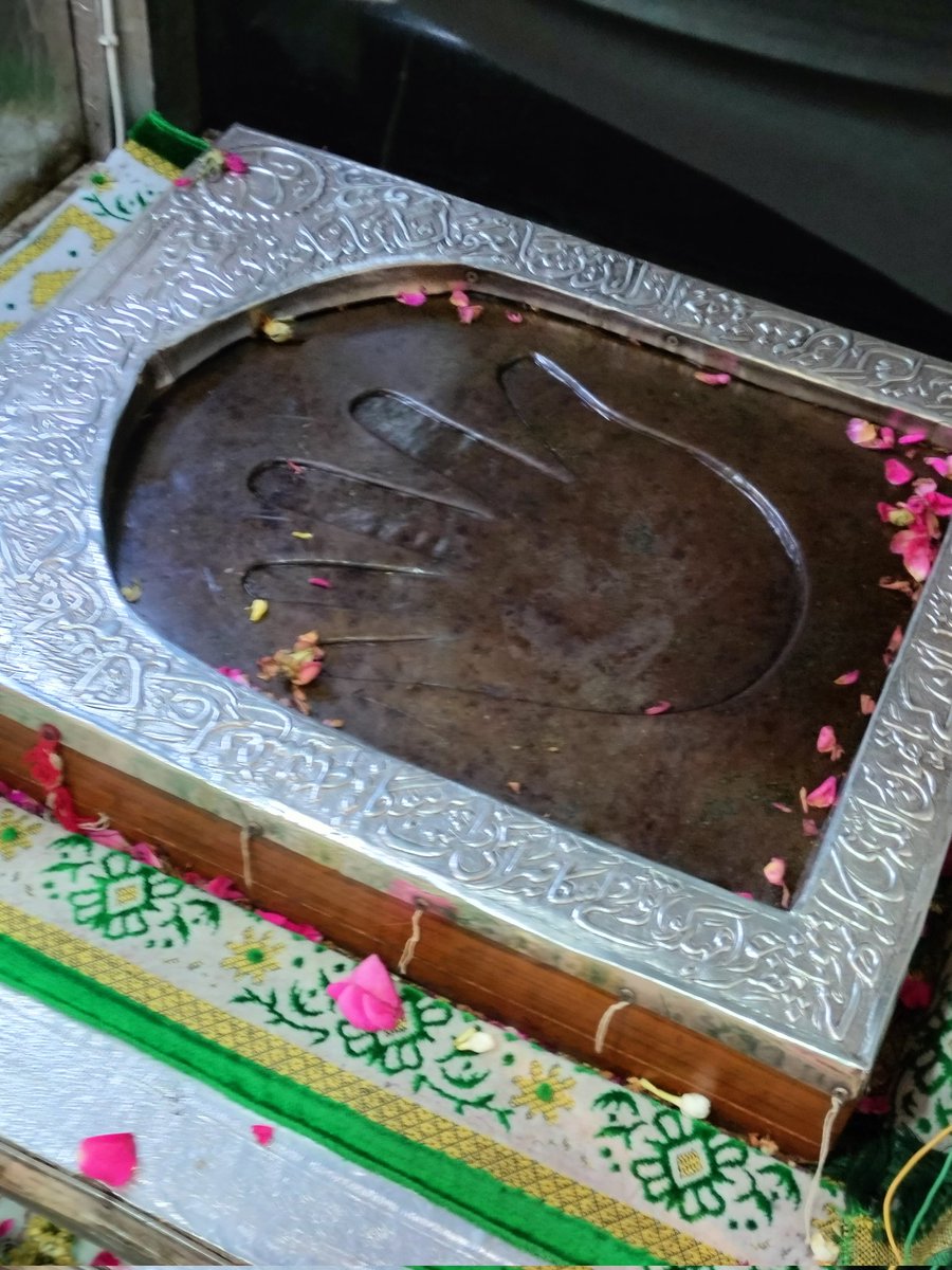 Mehrvellous's tweet photo. Hand impression of Maula Ali (a) at Panje Shahe Vilayat, Hyderabad (India). Brought from the well, where Jung e Bair Ul Alam was fought between Maula Ali (a) and the community of ajinnah (jinns). [½] https://t.co/yufJvPB793