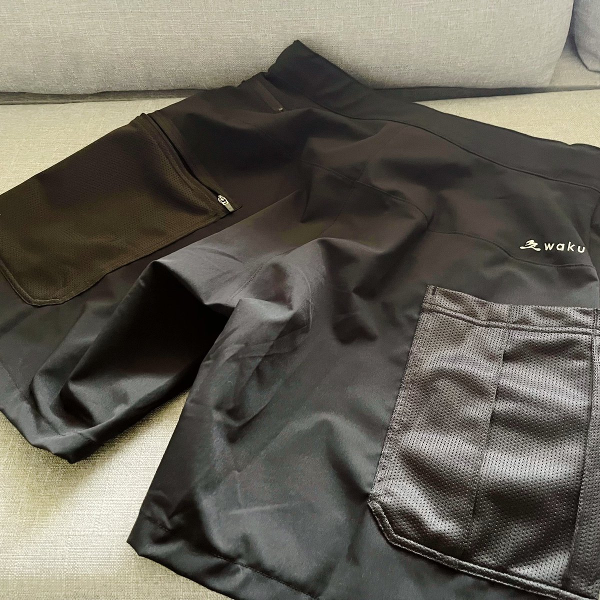 _non_smoker_'s tweet image. カズさんに送っていただいた走って泳ぐ旅するショートパンツ🏃🏊✈️

2週間くらい散歩やランニング、サイクリングで使ってみたけどマジでマジで最高です✨

ポケットに物入れても全然重さ感じないし、履き心地が軽過ぎてもはや何も穿いてないんじゃないかってくらい気持ち良い

#waku #和来