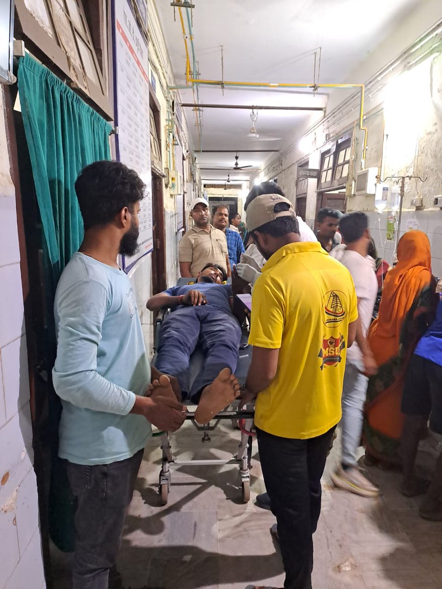 manjeetmaithil's tweet image. एक 22 शाल का लड़का और दर्जनों लोग पिछला 5 दिन से अन्न जल त्याग किया हुआ है। थोड़ा भी शर्म नही बचा है वहा के लोकल प्रतिनिधियों को आज एक को एडमिट करवाना पड़ा है। पीएम महोदय कृपया मामले मे संज्ञान ले क्यों की हॉस्पिटल के मुद्दे पर दर्जनों अनशन पर है।
#DarbhangaAIIMS @narendramodi