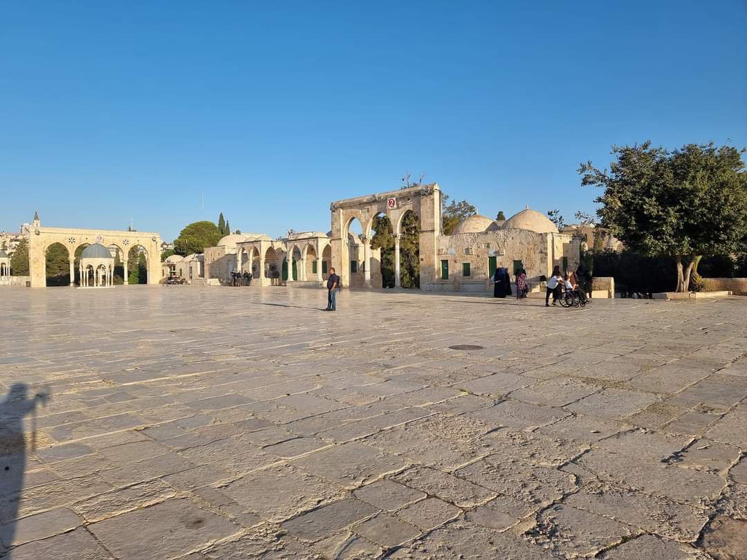 صباح الخير لكم من باحات المسجد الأقصى