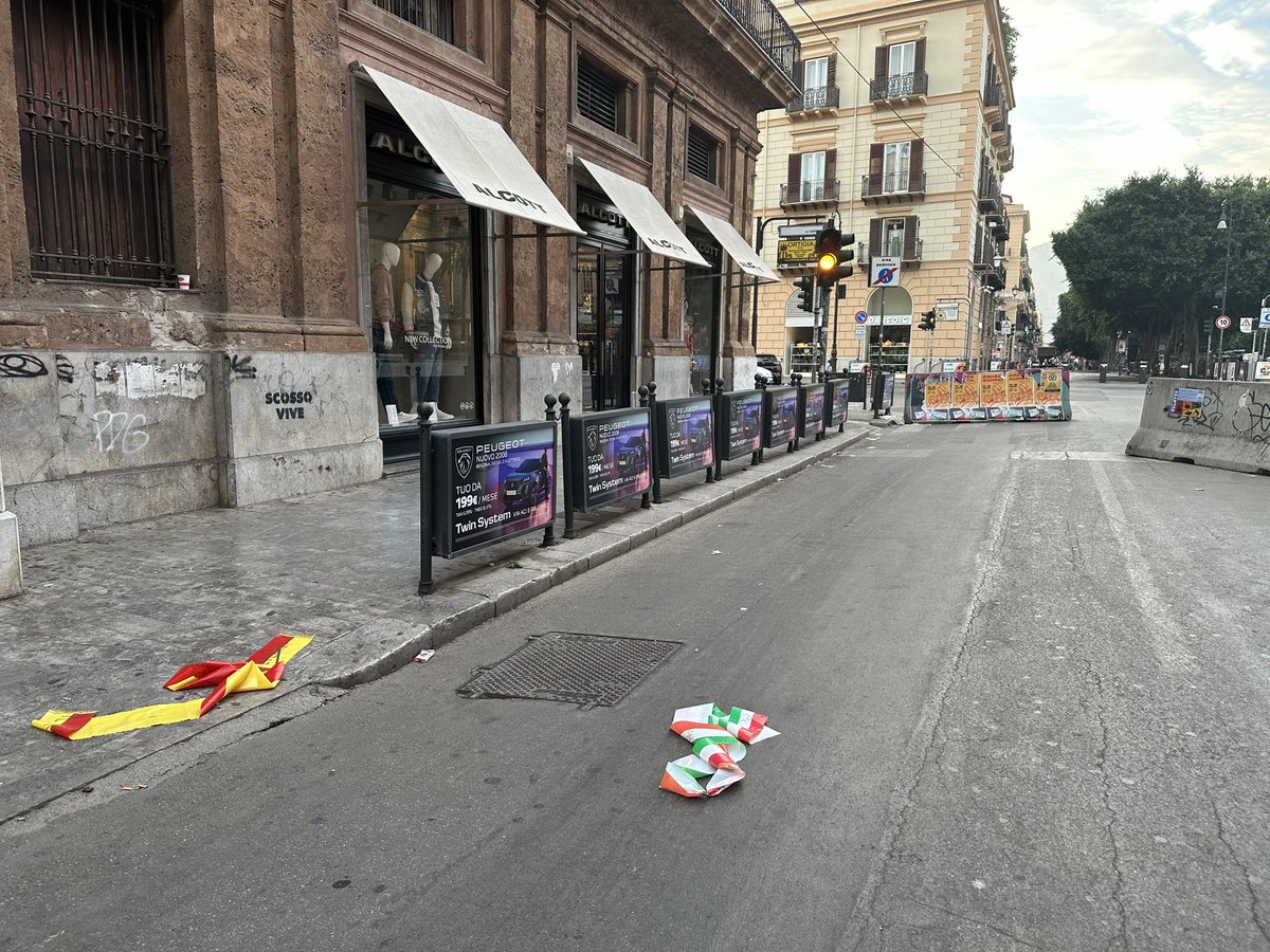 Quel che resta delle corone in ricordo di Gaetano Costa, commemorato il 6 agosto a Palermo e lasciate in balia del civile cittadino notturno palermitano. 

Dico che così si è offeso ancora una volta. <a href="/robertolagalla/">Roberto Lagalla</a>