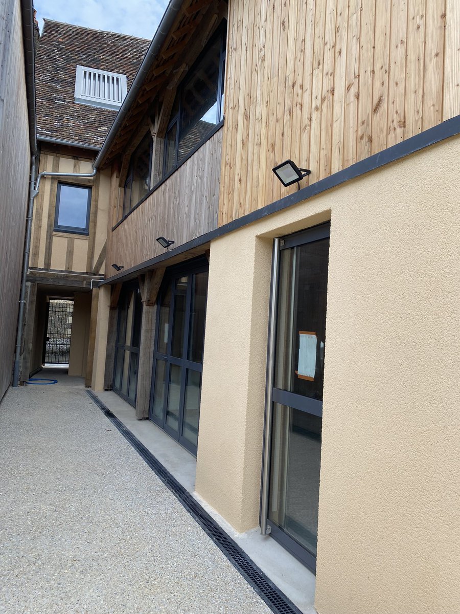 16 septembre ouverture de 
« La Passerelle »
tiers-lieu à vocation sociale, culturelle et touristique, espace de travail partagé avec appartement et jardin. 
Travailler, seul ou à plusieurs, y accueillir des amis, ou une réunion, venir y lire un livre, tout est possible !