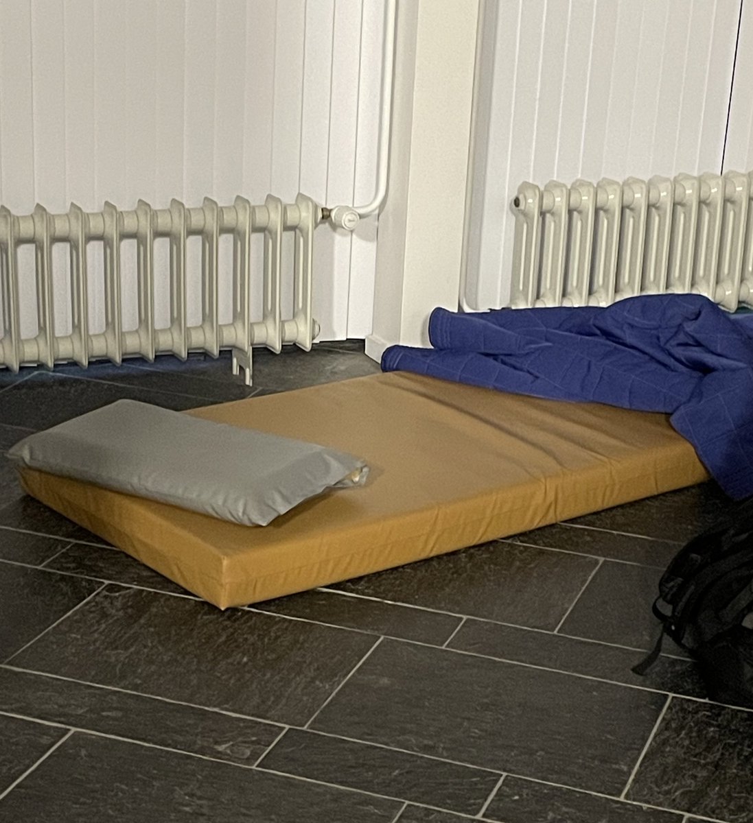 politie_johan's tweet photo. We hadden een logé vannacht. 17 jarige jongen meldde zich gisteravond laat aan bureau voor asiel. Komt uit Syrië. Gisteravond kon er geen opvang worden geregeld. Vandaag maar verder mee. https://t.co/2mOVjrpOHt