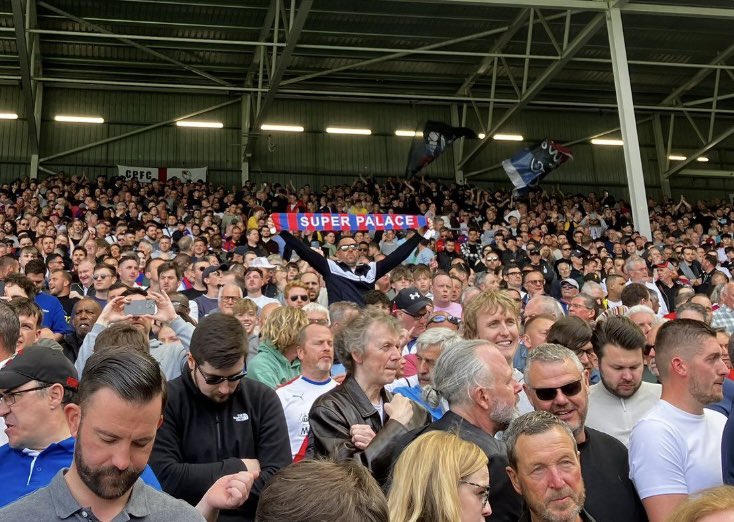 WhyteleafeEagle's tweet image. 🚨Free Giveaway🚨
I’m going to give away this silk scarf if #cpfc beat Villa today.
All you have to do is like and retweet this tweet
*must live in the uk
Good luck ❤️💙
#UTP