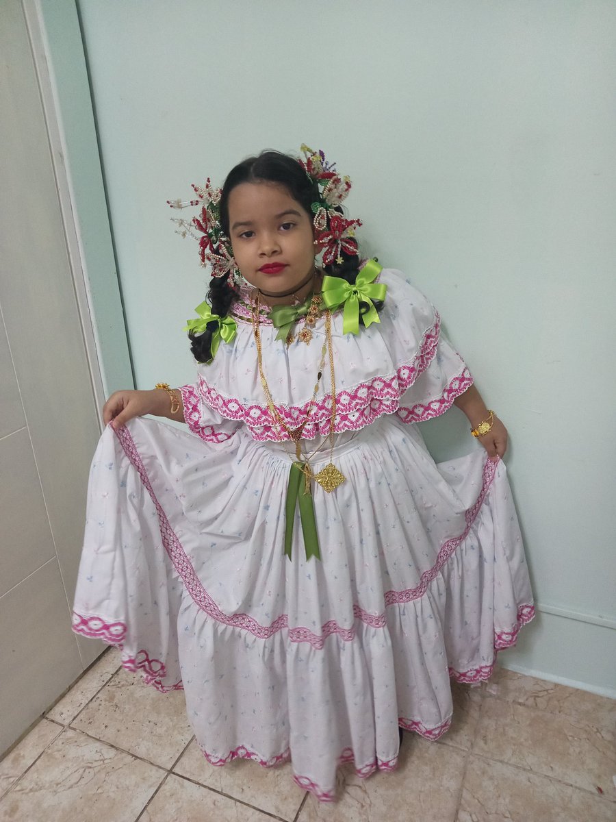 Nada más bello que celebrar la semana del campesino con mi hija vestida con nuestra pollera. #semanadelcampesino